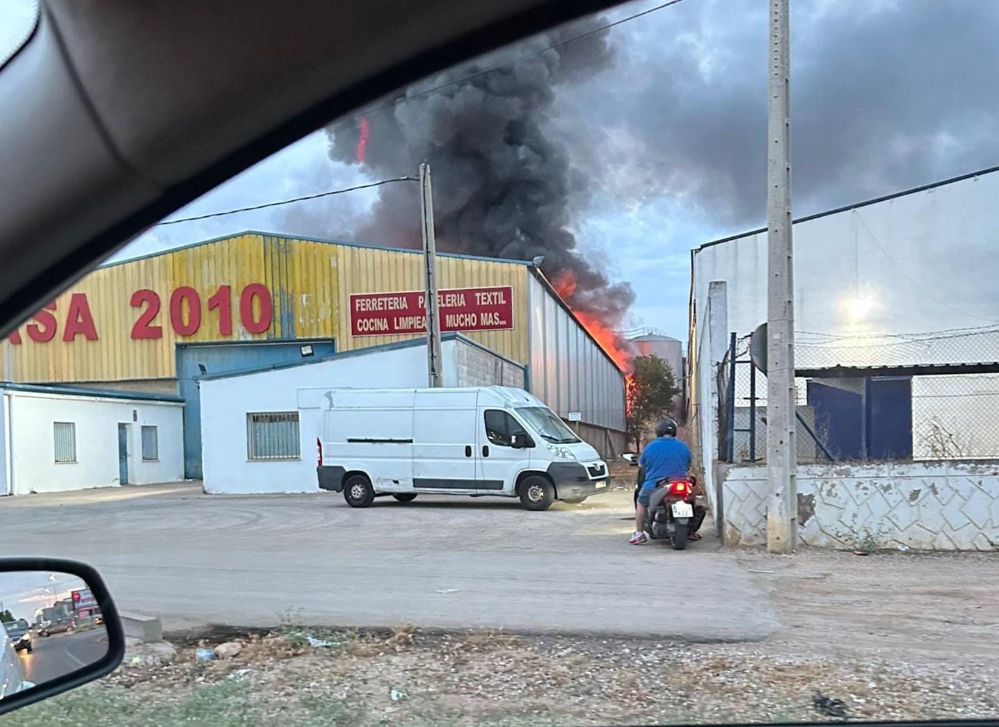 El fuego arrasa un  bazar de Tomelloso en un incendio desatado cerca de una gasolinera
