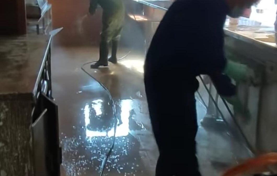 Un equipo de Bodegas Cautela se unen en una muestra de solidaridad para ayudar en la recuperación de Sedaví tras la DANA