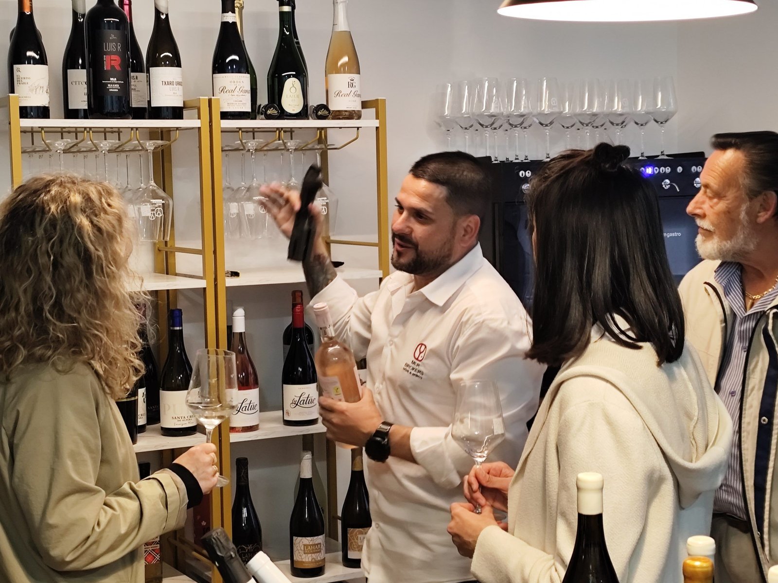 Abre sus puertas en Socuéllamos “Mer Brokers”, una vinoteca que apuesta por la cultura del vino