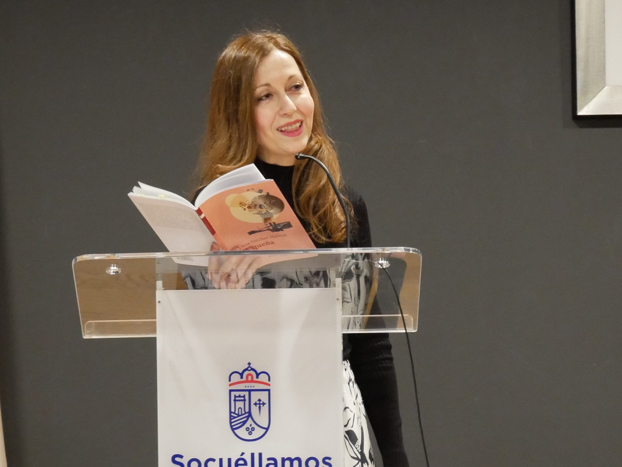 Ana Sánchez Huéscar emociona con la presentación de su segundo poemario «Pequeña» en la Torre del Vino