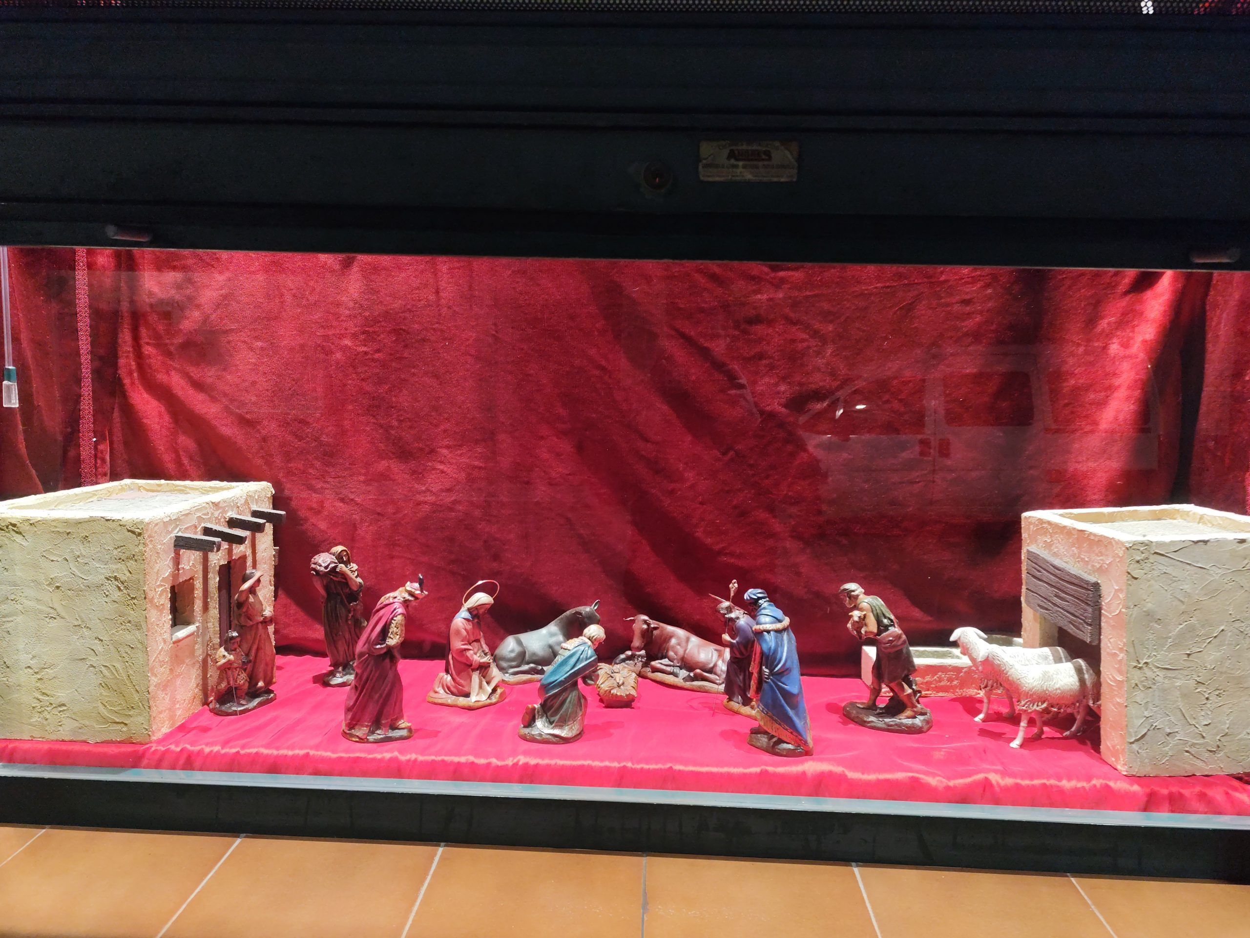 Belén en ventana de Mercedes López Casado, en la calle Pozo Viejo 21