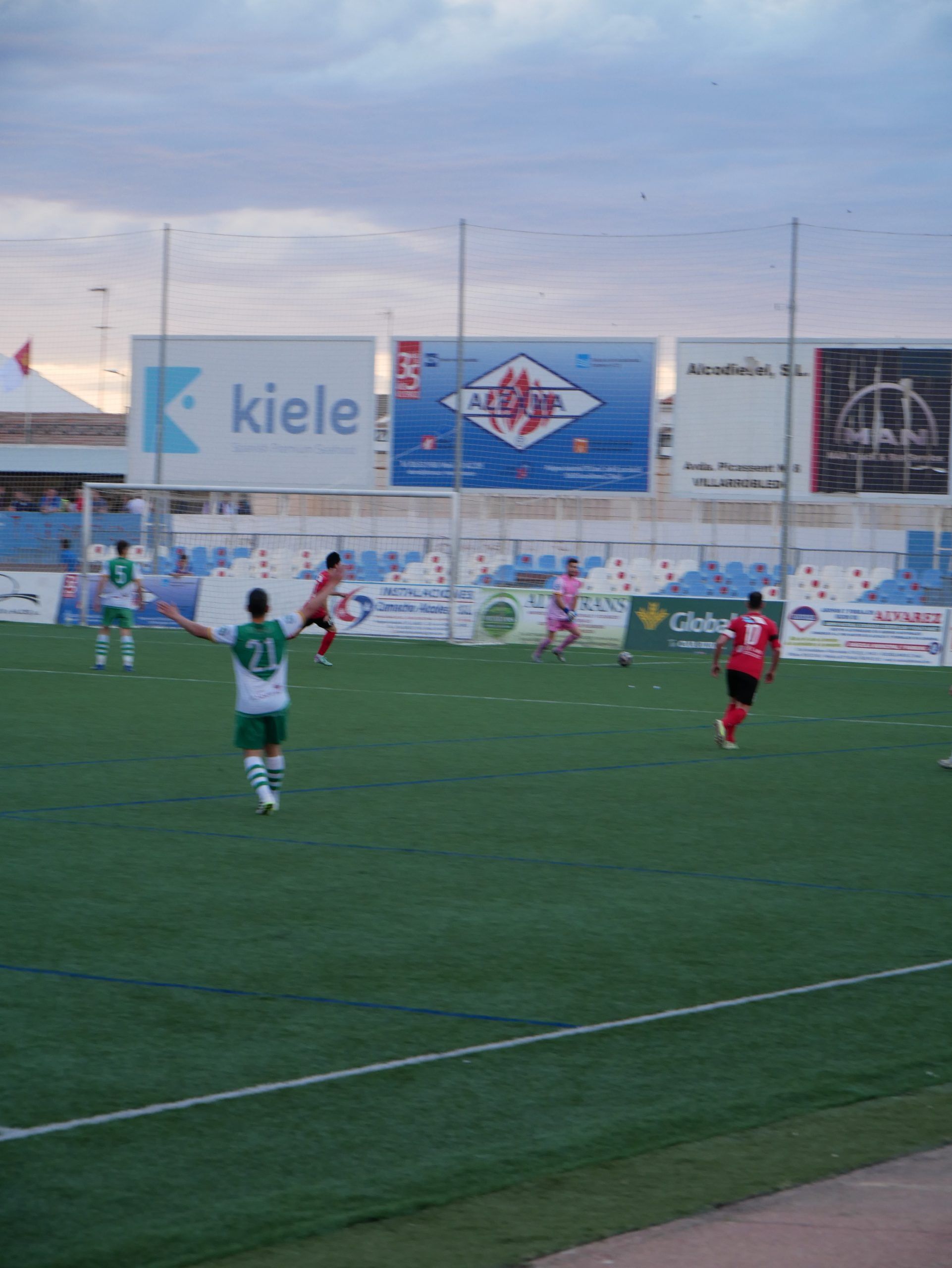 El Cristo de La Vega pierde su Trofeo por 0-4 ante el Manzanares CF.