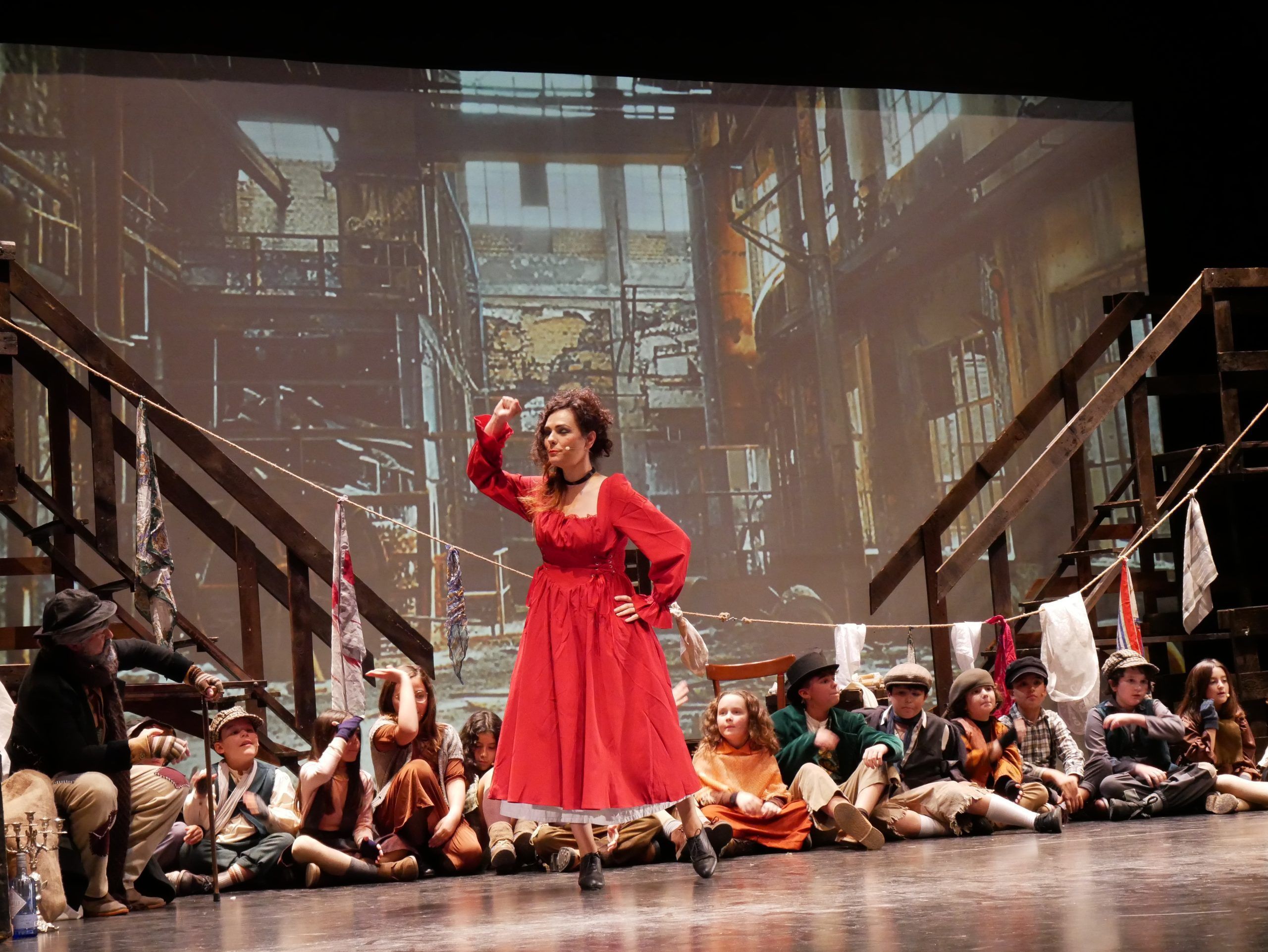 El estreno del musical solidario «Oliver» llena el Auditorio Reina Sofía en Socuéllamos