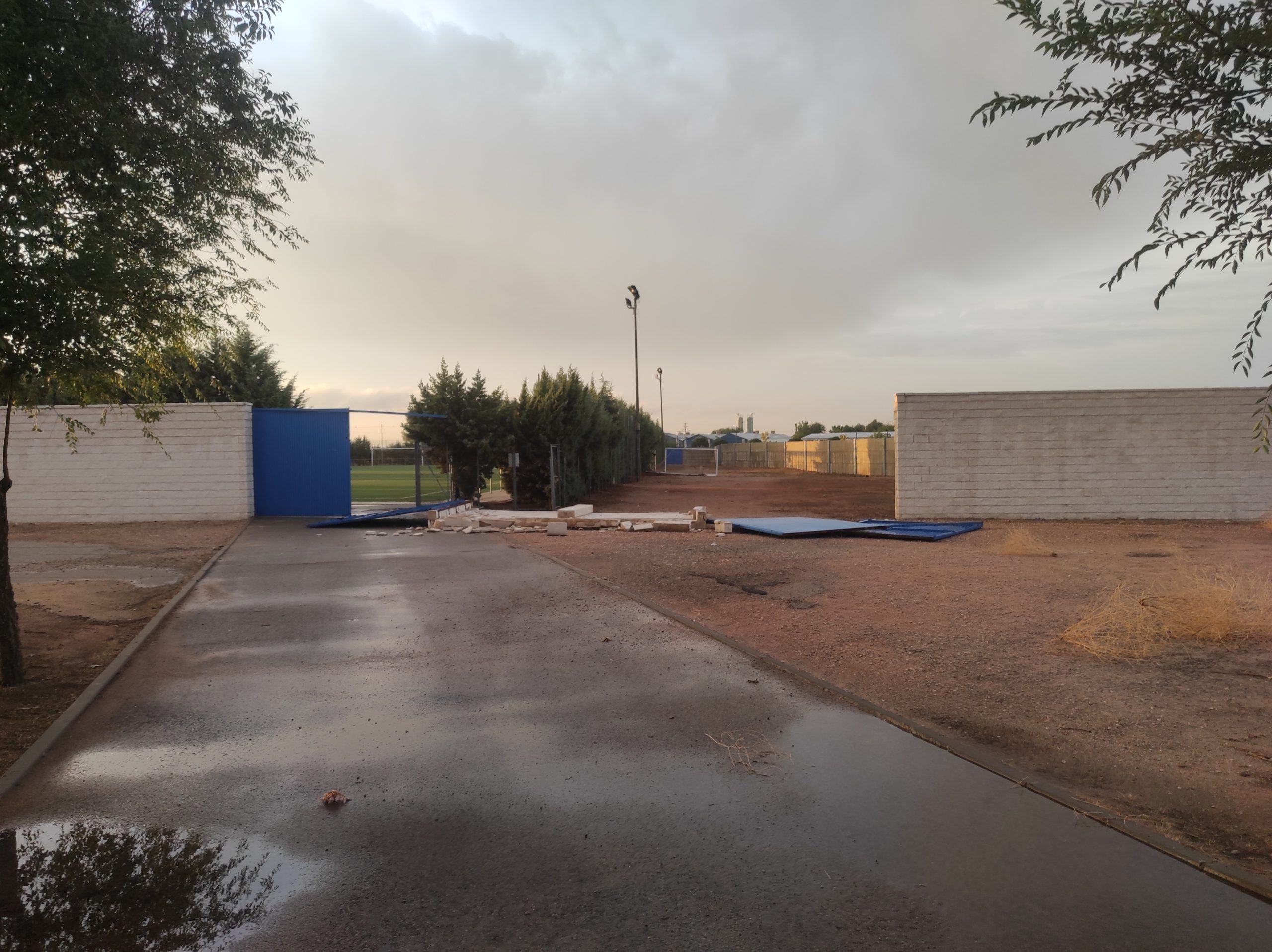 El fuerte viento de esta madrugada derriba un muro en el «Pepele Peñarrubia «