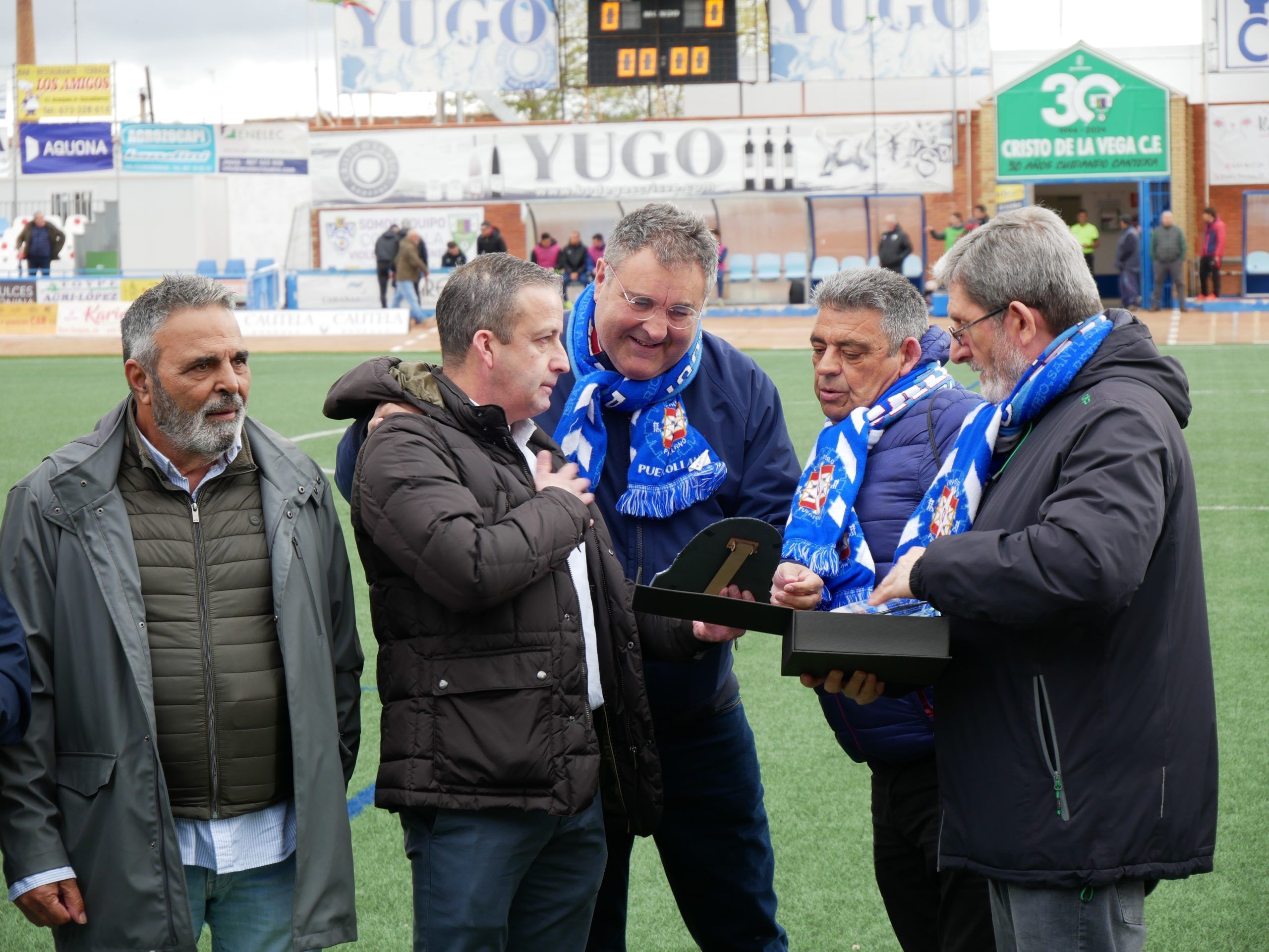 Emotivo homenaje a Jordi López, expresidente de la UD Socuéllamos, por parte de la Peña Míticos de Puertollano
