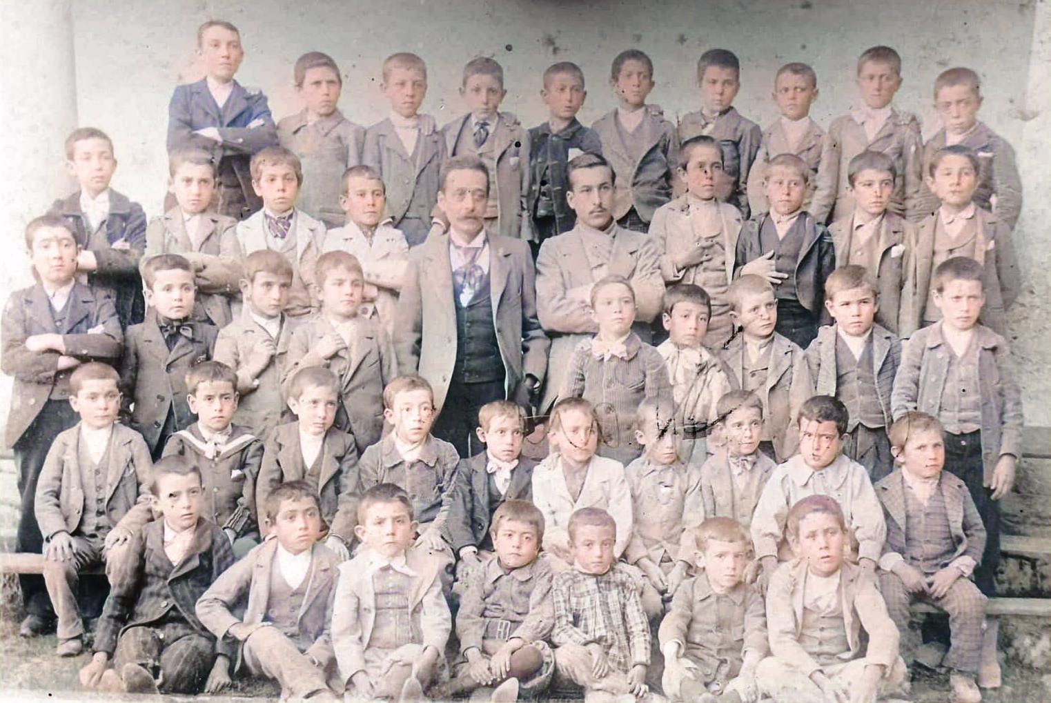 Fotografía inédita de una escuela de niños de principios del siglo XX