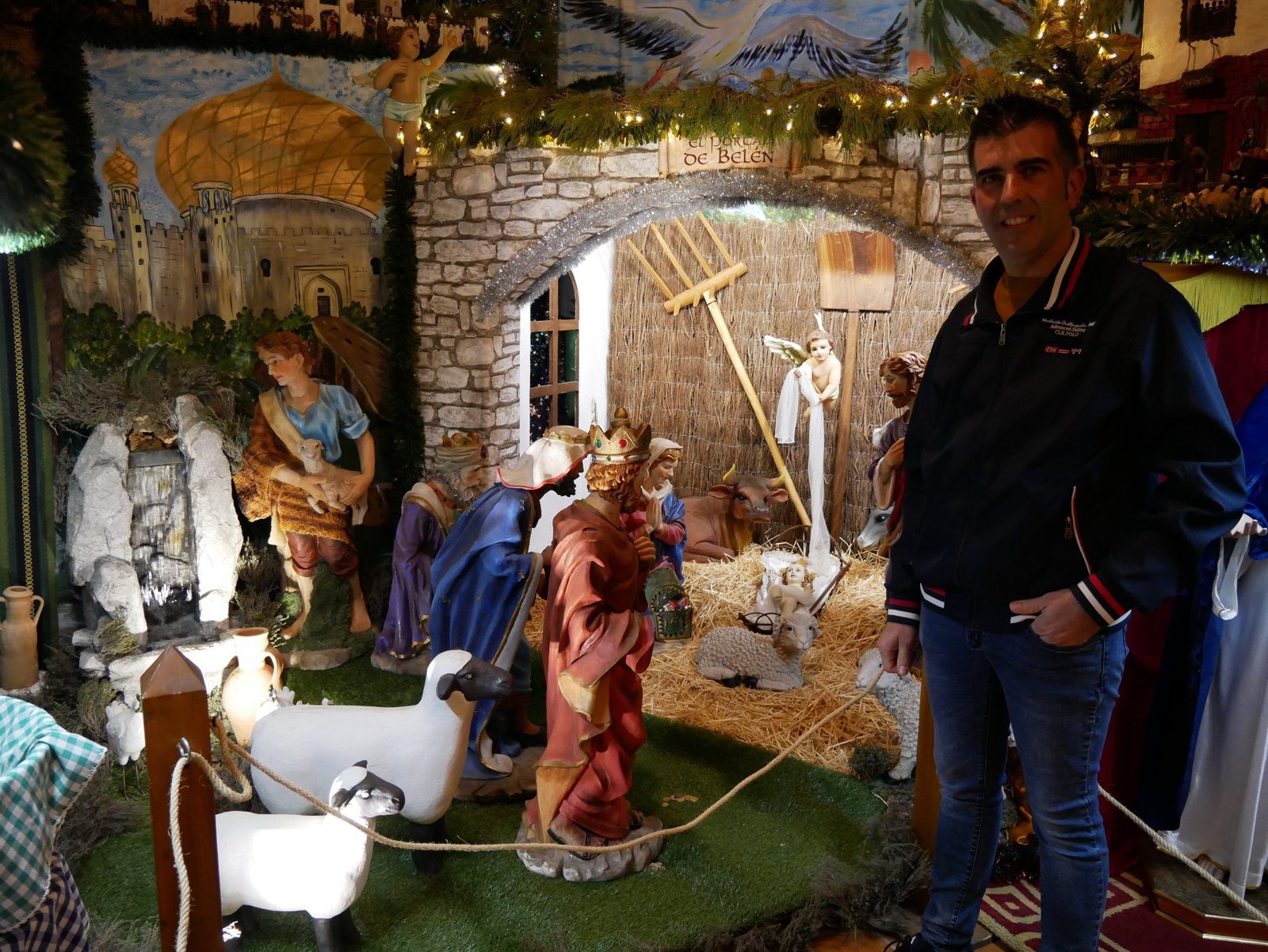 Francisco José Cuevas inaugura su Belén se lleva a cabo el encendido de luces en la calle Delicias