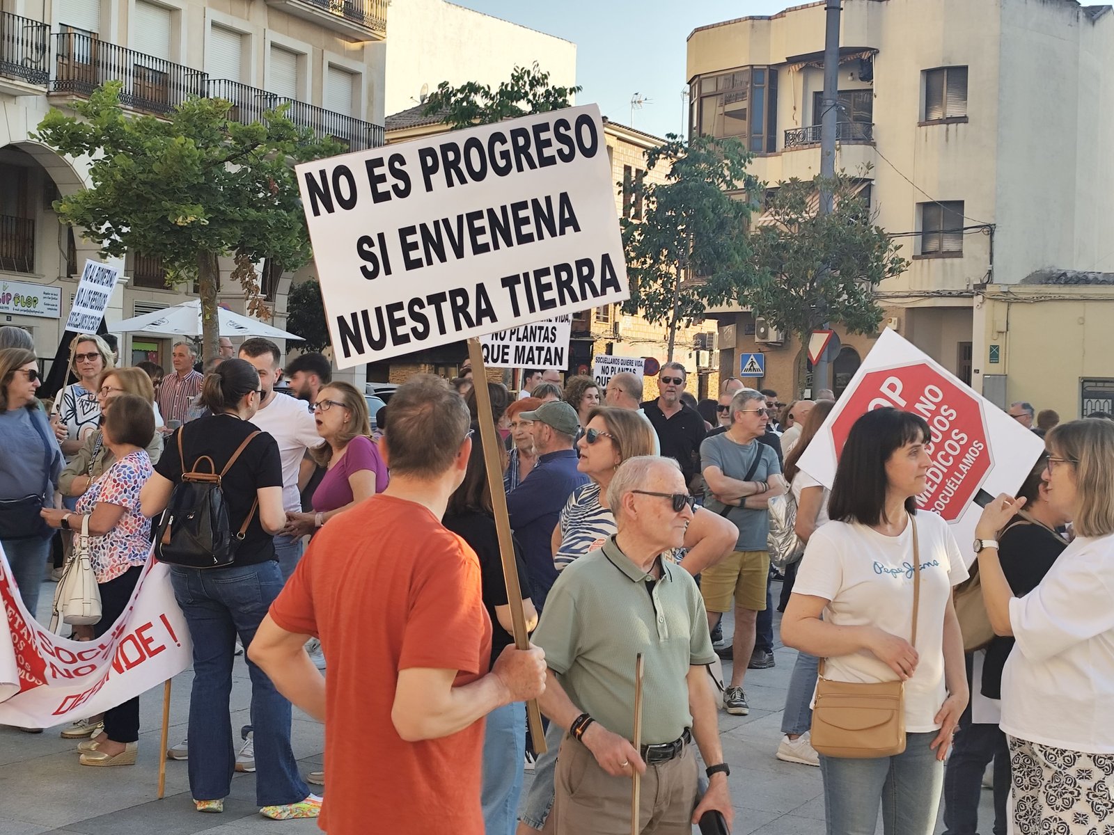 Casi medio millar de personas se concentran en Socuéllamos durante el Pleno municipal de mayo