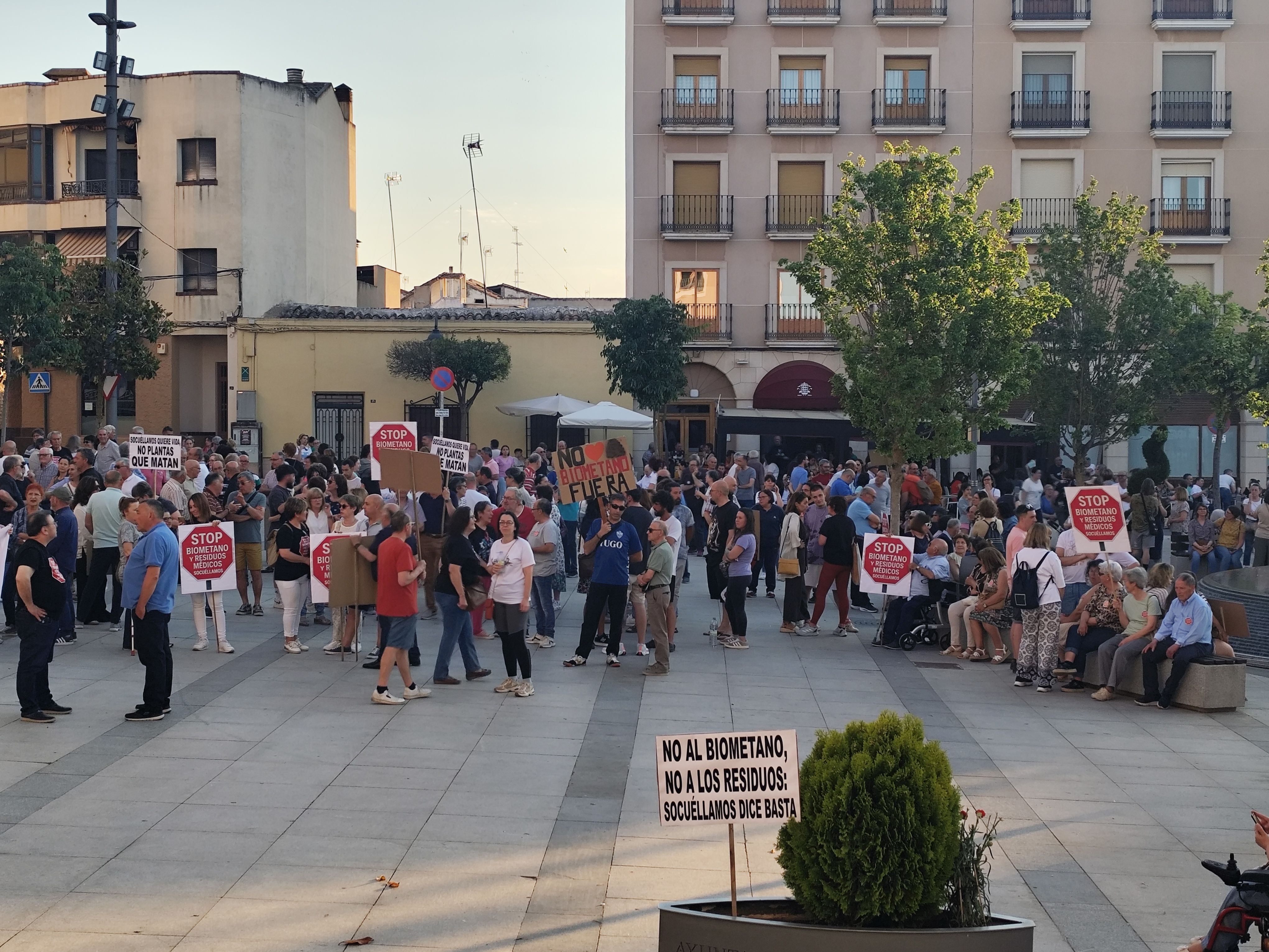 Casi medio millar de personas se concentran en Socuéllamos durante el Pleno municipal de mayo