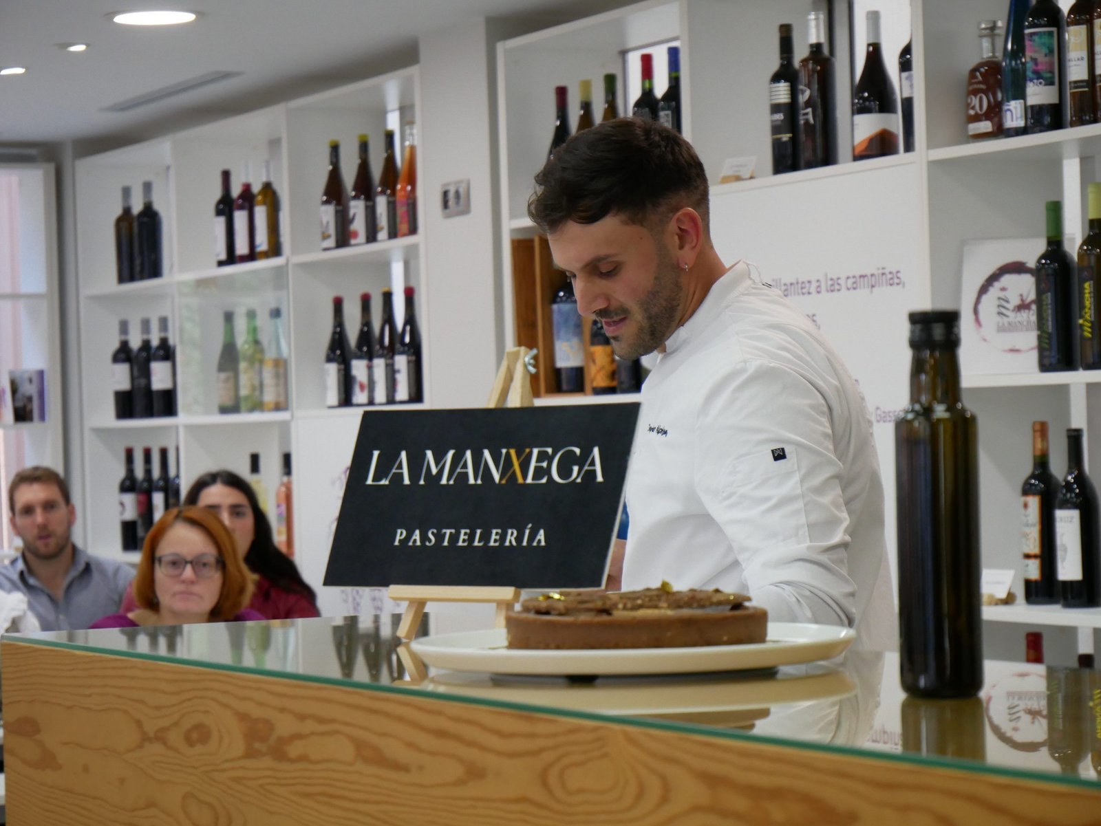 Javier Alcolea presenta «La Ferrera», una tarta de queso única para esta Navidad, y anuncia la apertura de su pastelería «La Manxega»