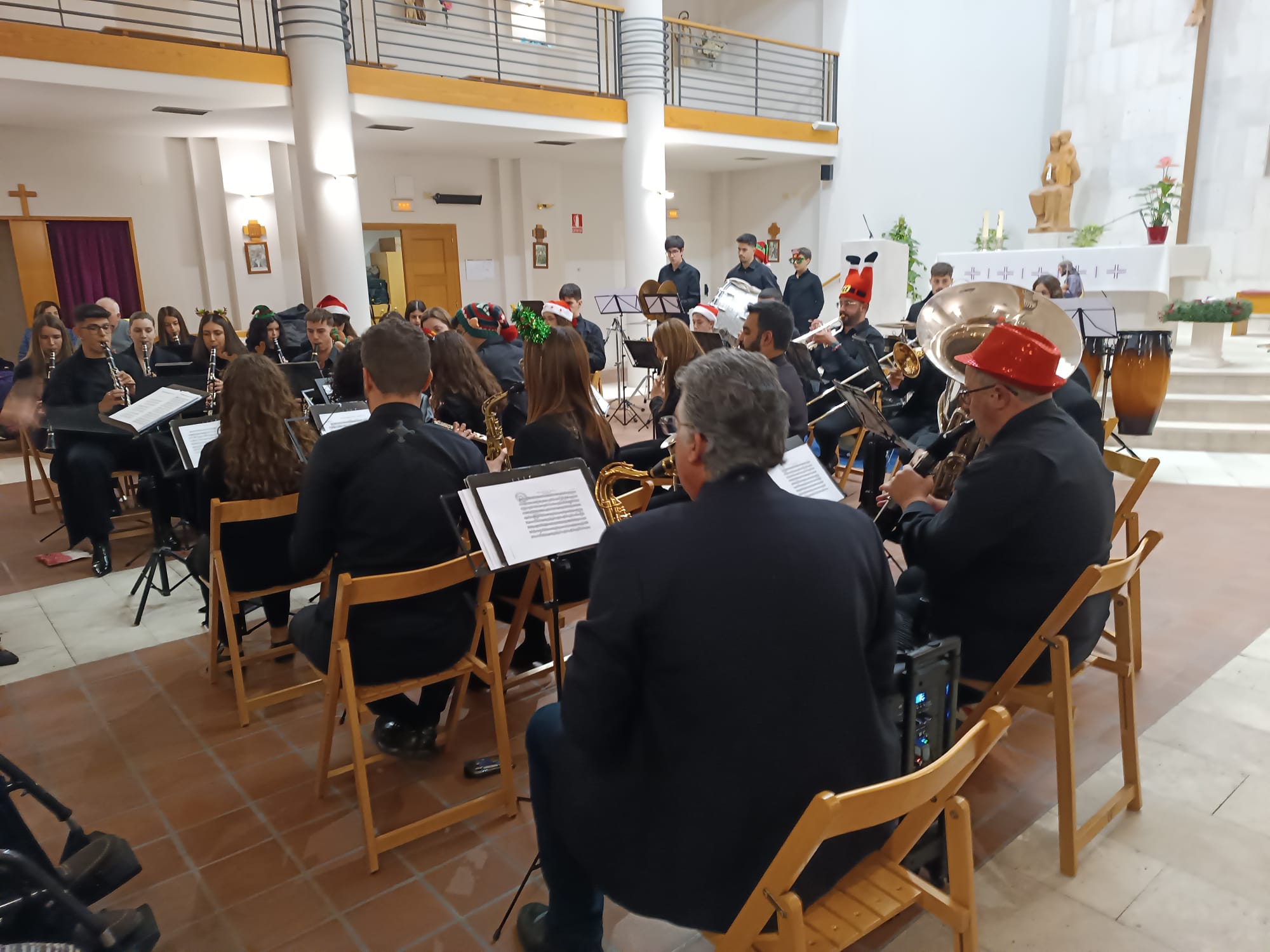 La Banda Municipal de Música llena de alegría la Residencia Carmen Arias con su concierto navideño