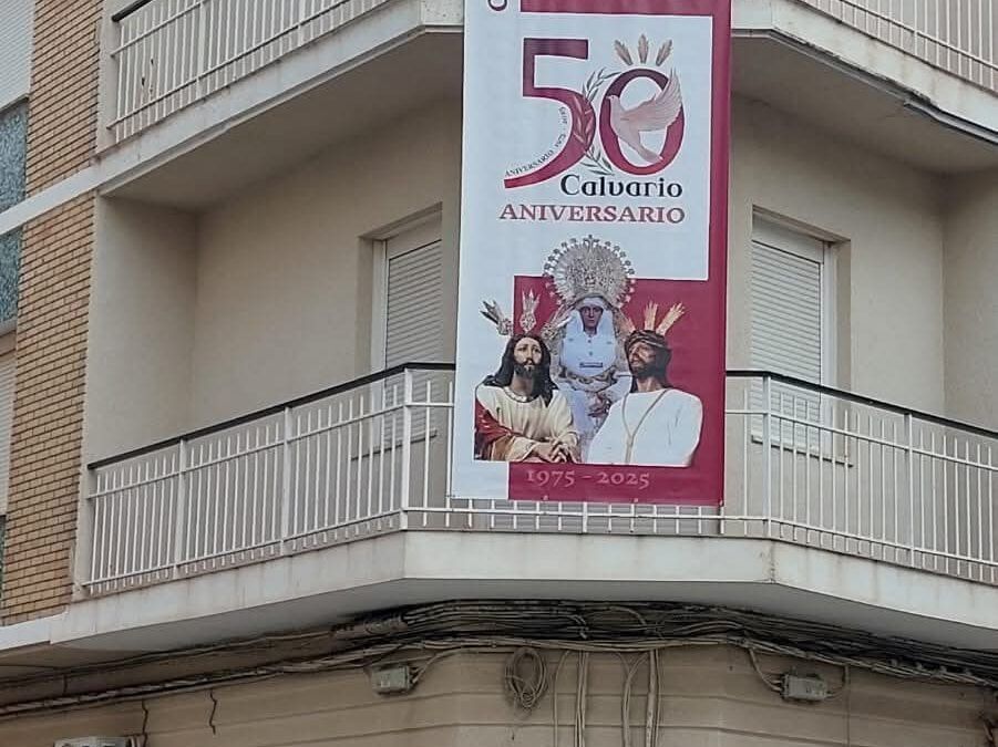 La Cofradía de Nuestro Padre Jesús del Calvario conmemora su 50º aniversario con una lona conmemorativa en Socuéllamos