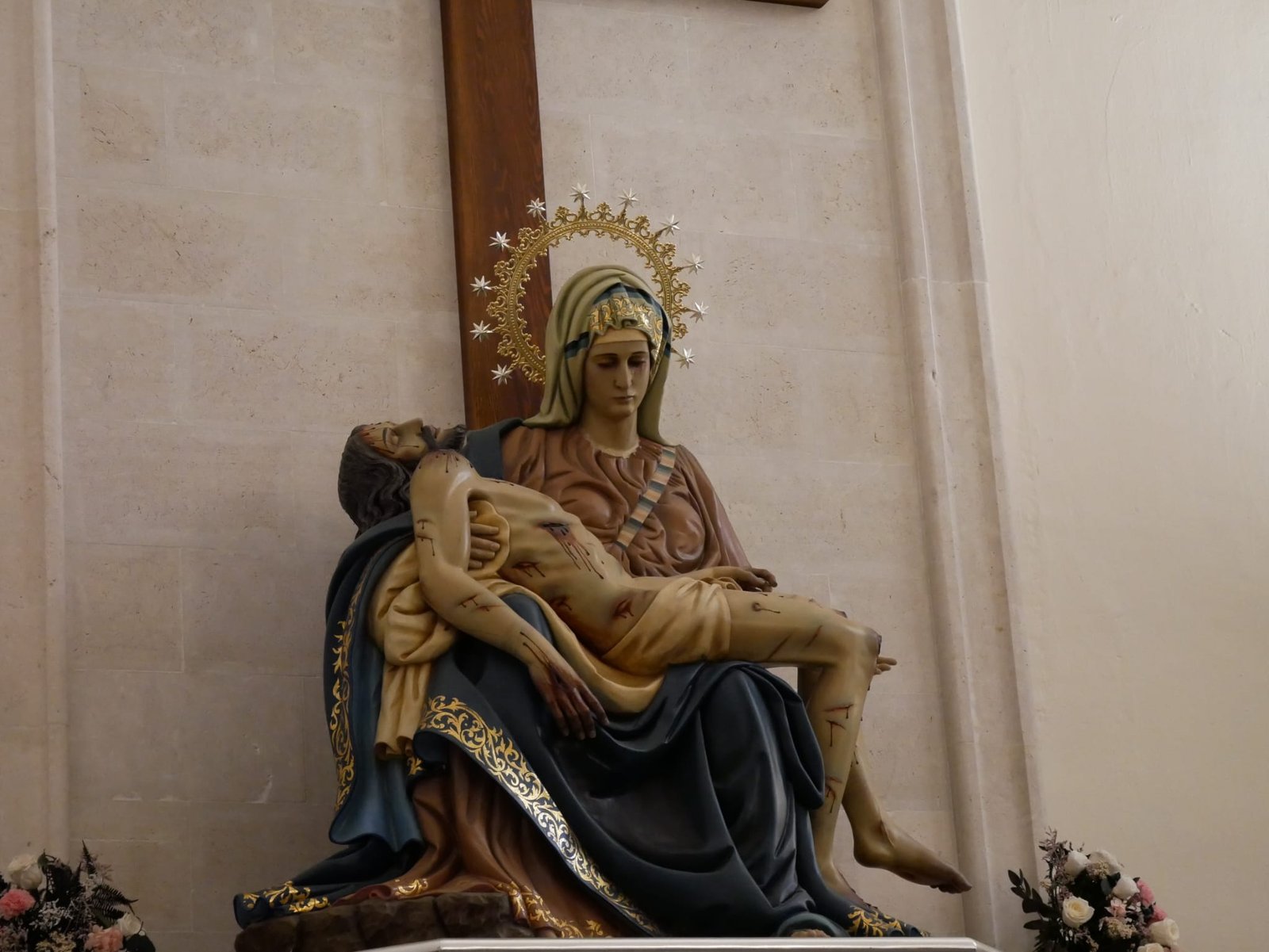 La Hermandad de Nuestra Señora de la Piedad celebra su misa y entrega de medallas en un emotivo acto en la Iglesia de la Asunción