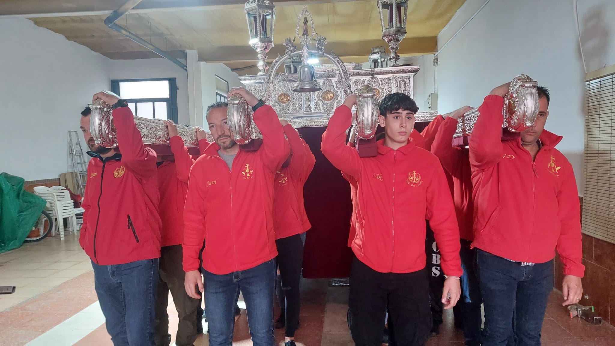La Hermandad realiza la tradicional Mudá de los pasos a la Ermita de Loreto