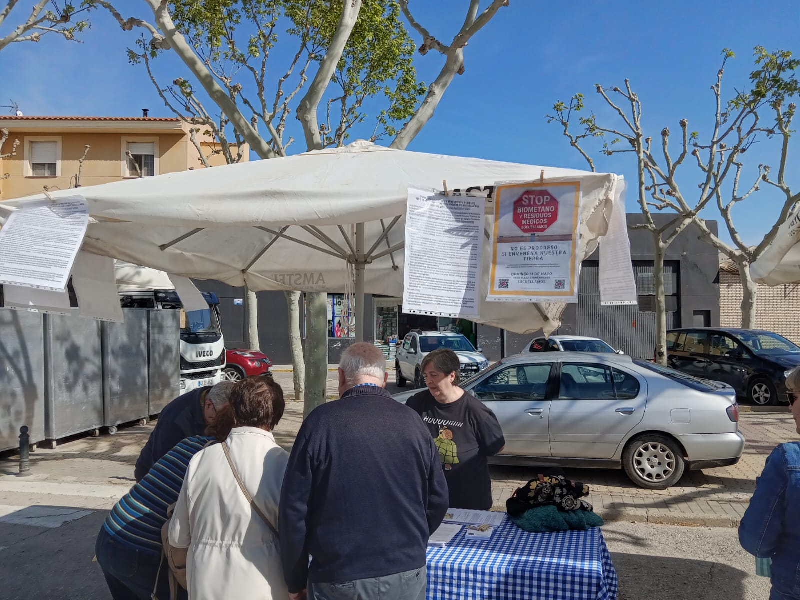 La Plataforma Ciudadana vuelve al mercadillo para recoger firmas contra las plantas de residuos y biometano
