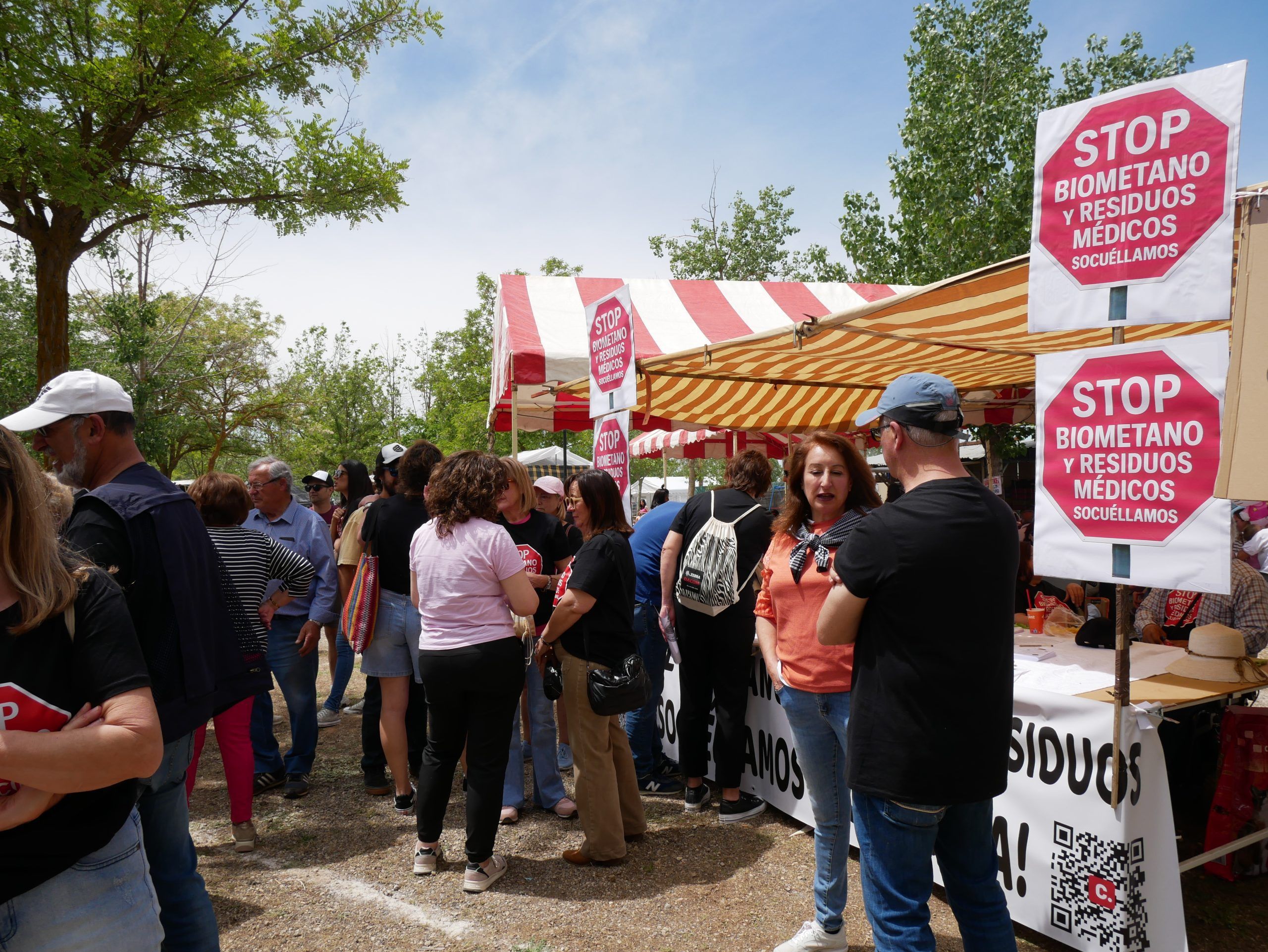 La Plataforma STOP Biometano y Residuos Médicos instala un punto informativo durante la Romería de San Isidro