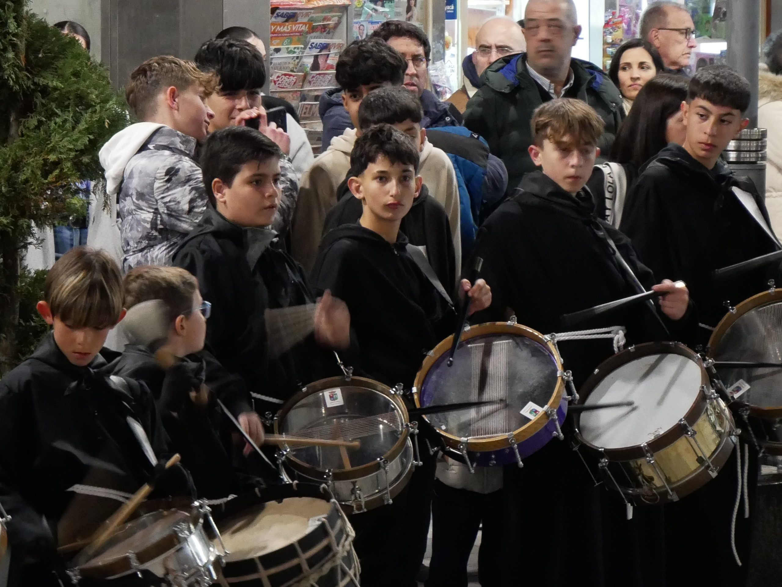 La Tamborrada de La Piedad anuncia la llegada de la Semana Santa en el memorial de Miguel Lucas