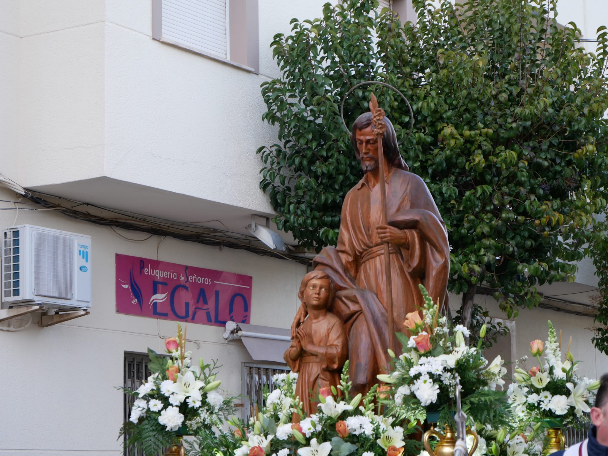 La procesión de San José recorre las calles de su barrio