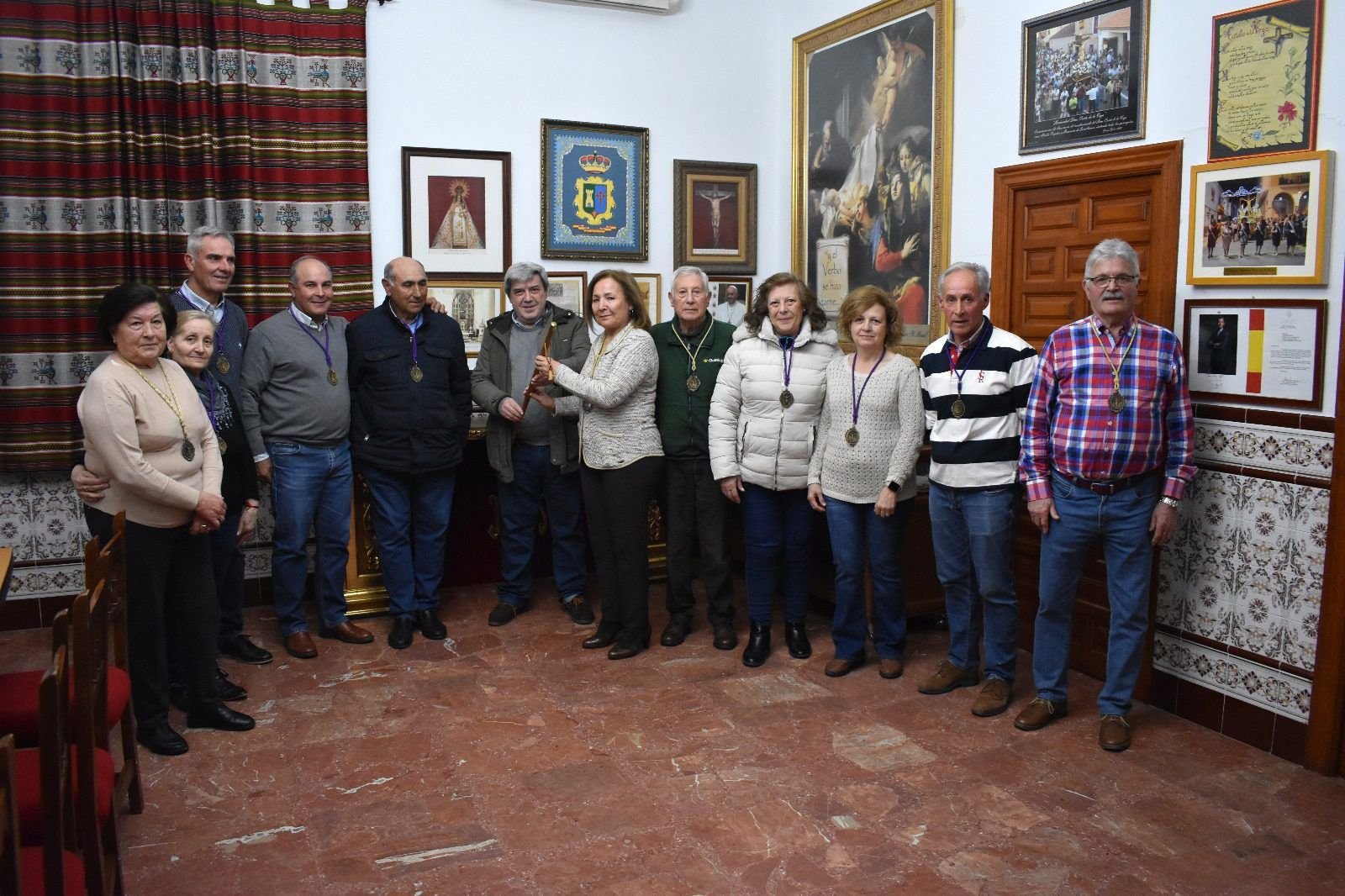 Luis Miguel Ponce de León Díaz entrega a la Hermandad Cristo de La Vega de la antigua Vara de los Mayordomos