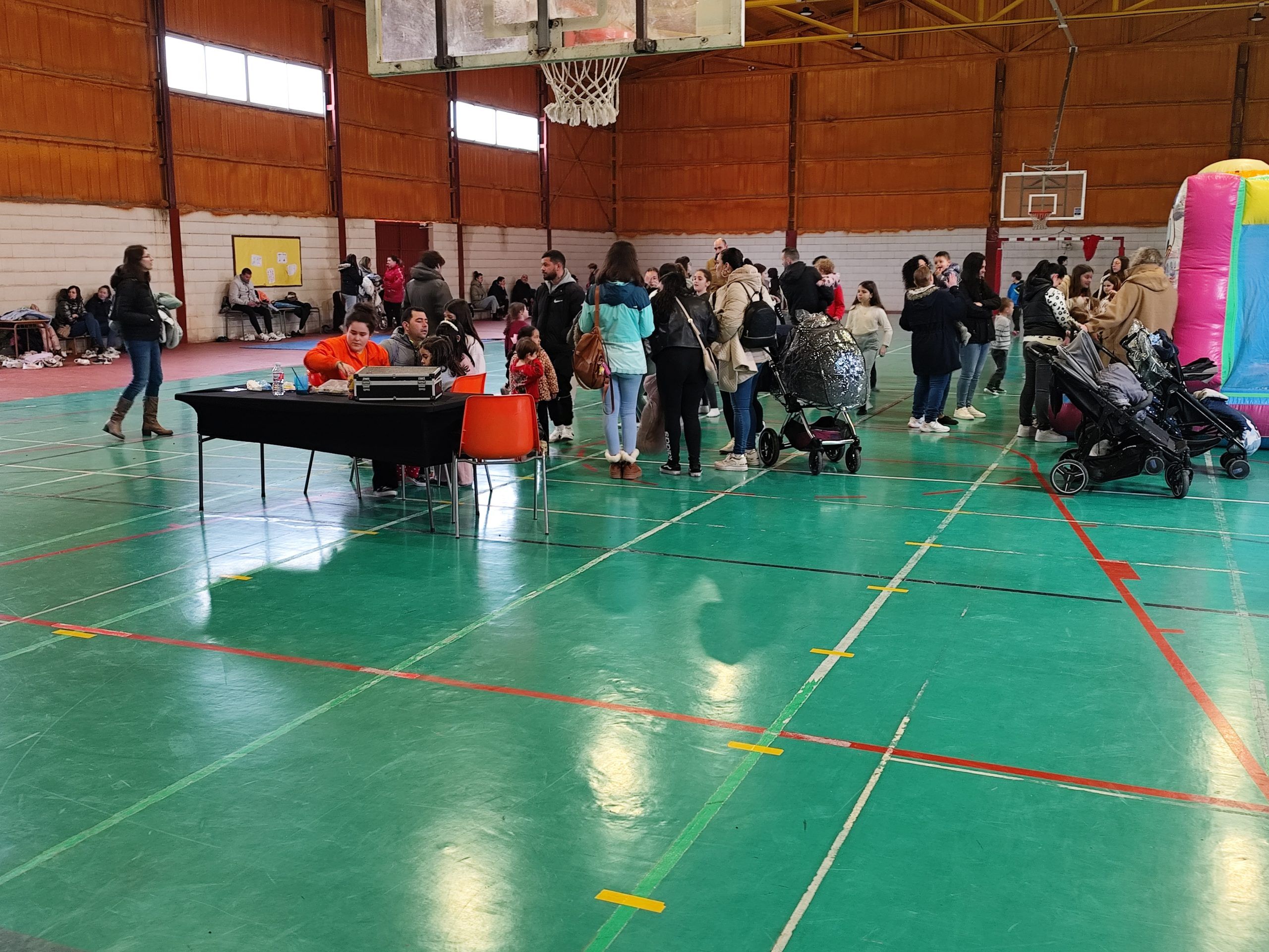 Mañana de actividades infantiles en el pabellón del colegio Gerardo Martínez con motivo de San José
