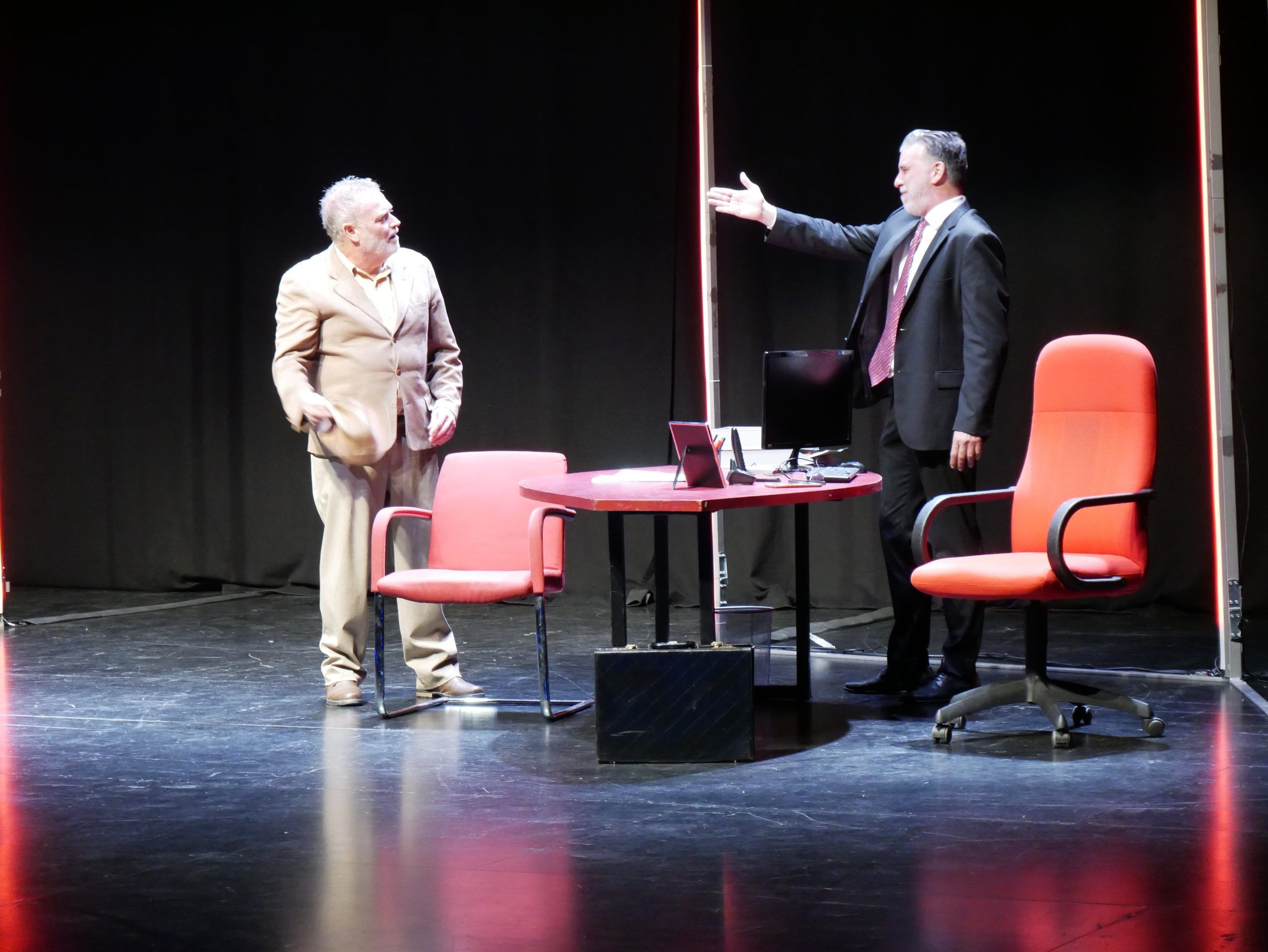 Pablo Carbonell y Armando del Río arrancan carcajadas en la XXIX Muestra Nacional de Teatro de Socuéllamos con «El Crédito»