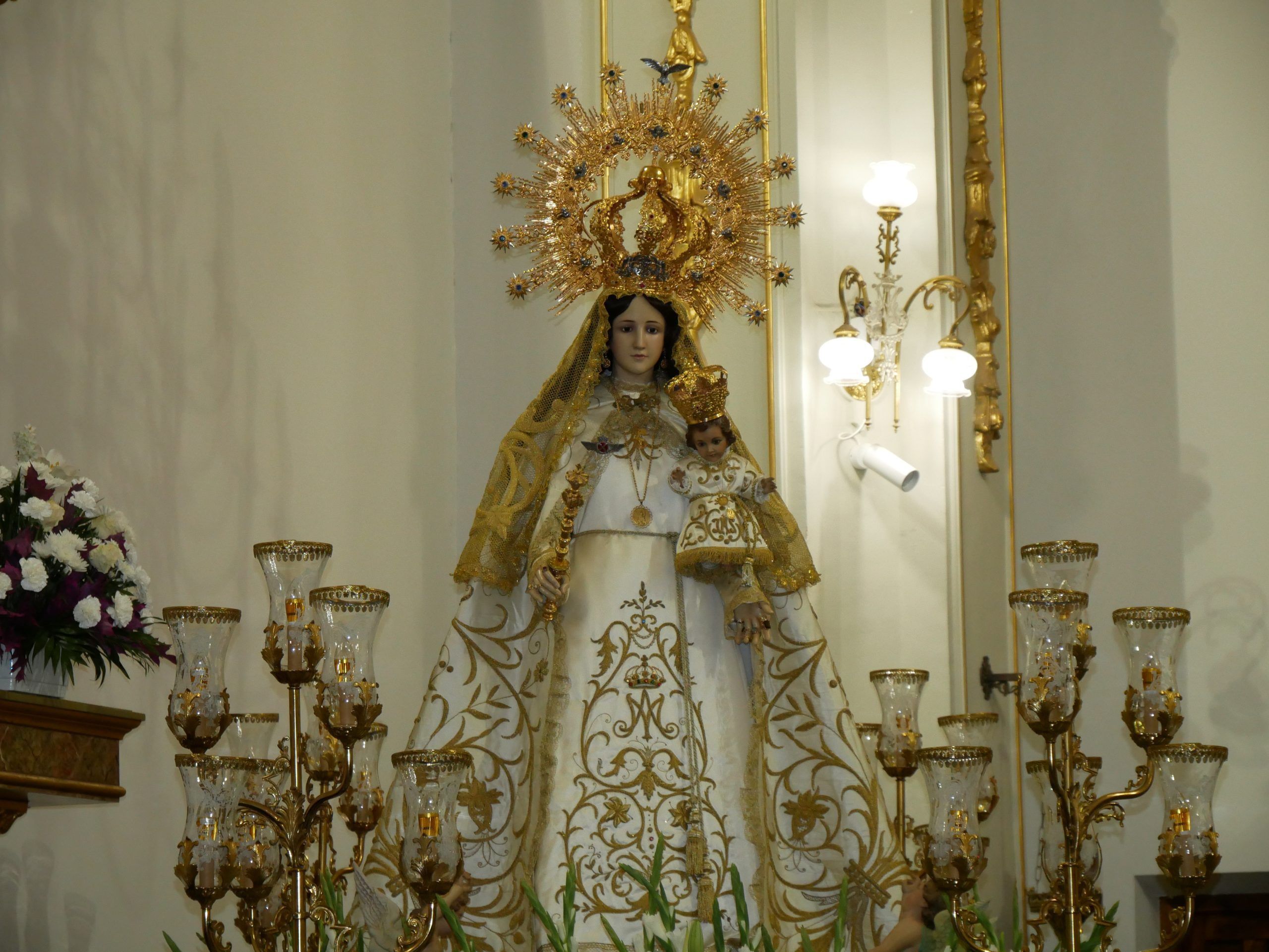 Los vecinos de la calle Amargura ofrecerán una petalada a la Virgen de Loreto durante la procesión del próximo domingo