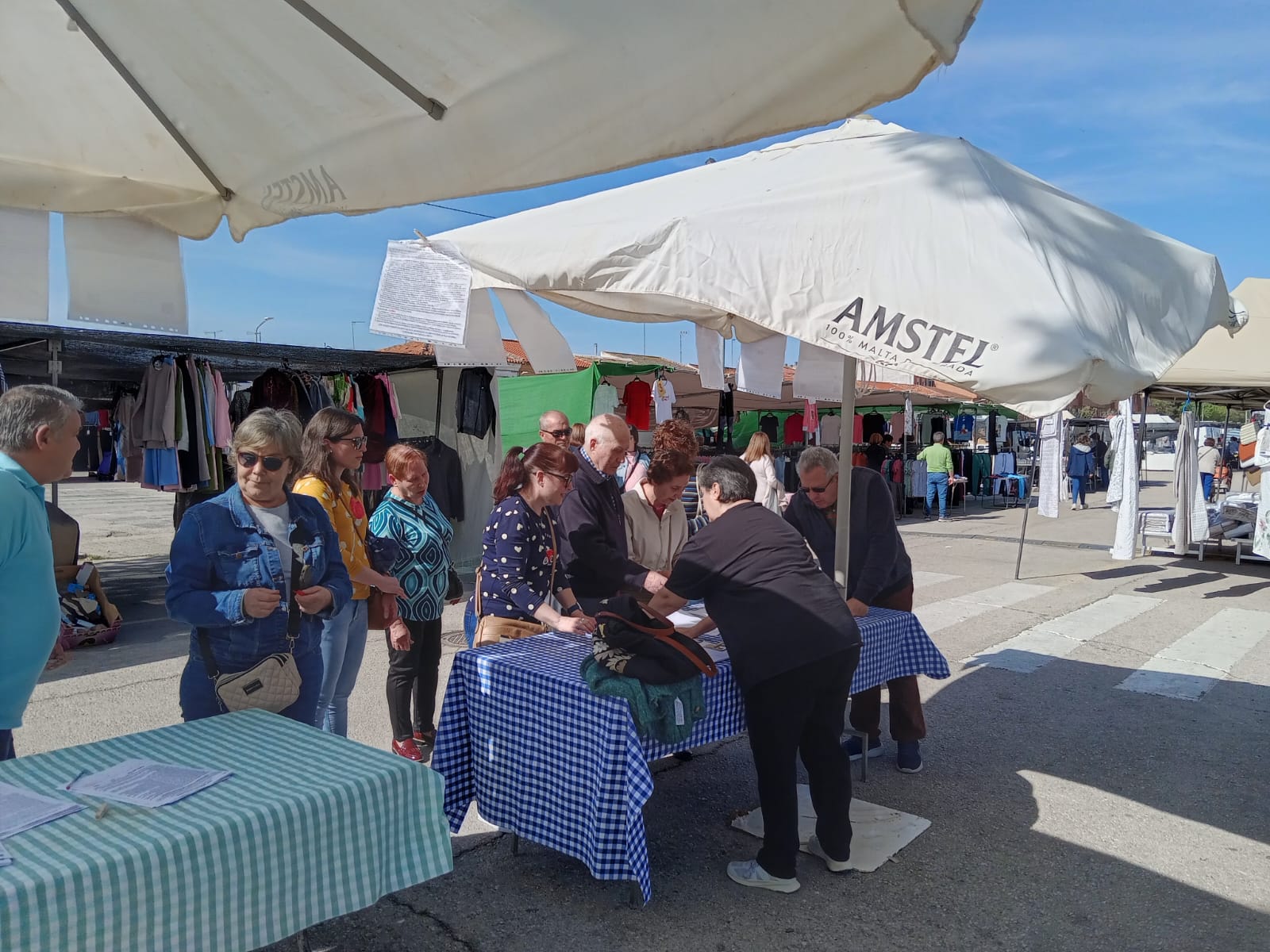 Stop Biometano Socuéllamos recoge firmas en el mercadillo para frenar la instalación de la planta de Biometano
