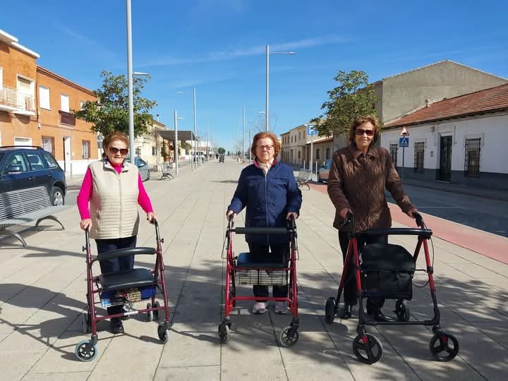 Tres paseantes, tres amigas, una estampa que ya es parte del paisaje