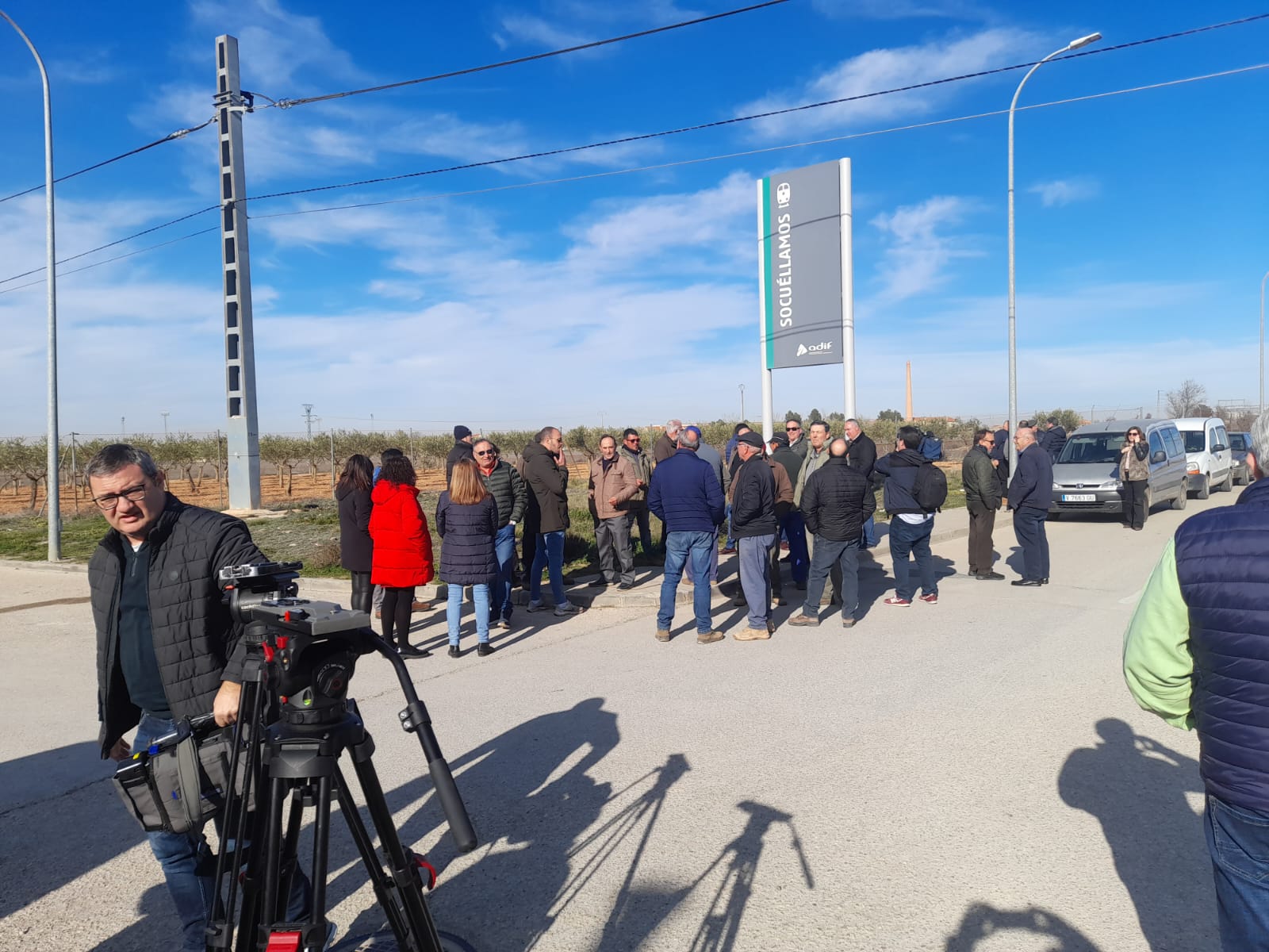 Un grupo de agricultores intentan cortar la vía del tren de Socuéllamos