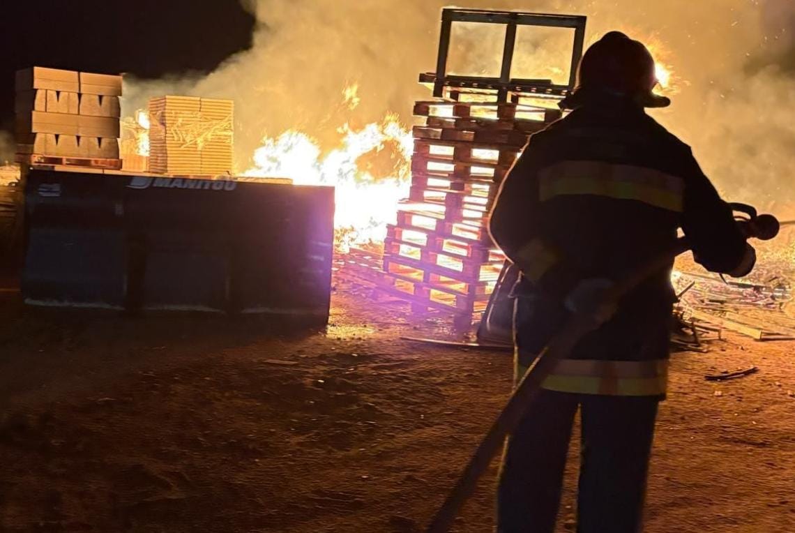 Un incendio en un almacén de construcción moviliza a Protección Civil en Socuéllamos