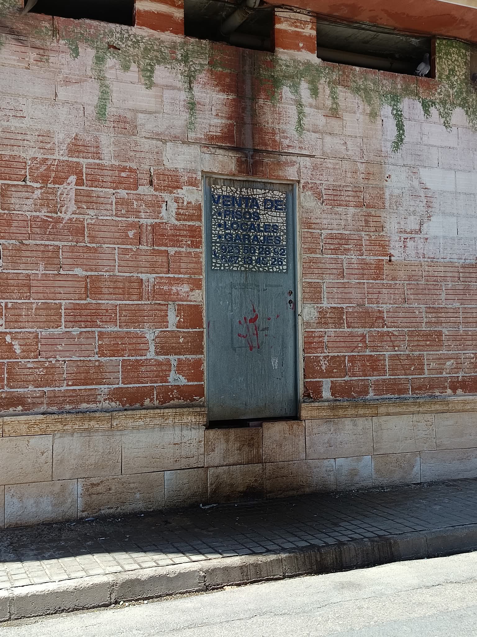 Vecinos denuncian condiciones insalubres en un edificio ocupado junto al colegio Gerardo Martínez