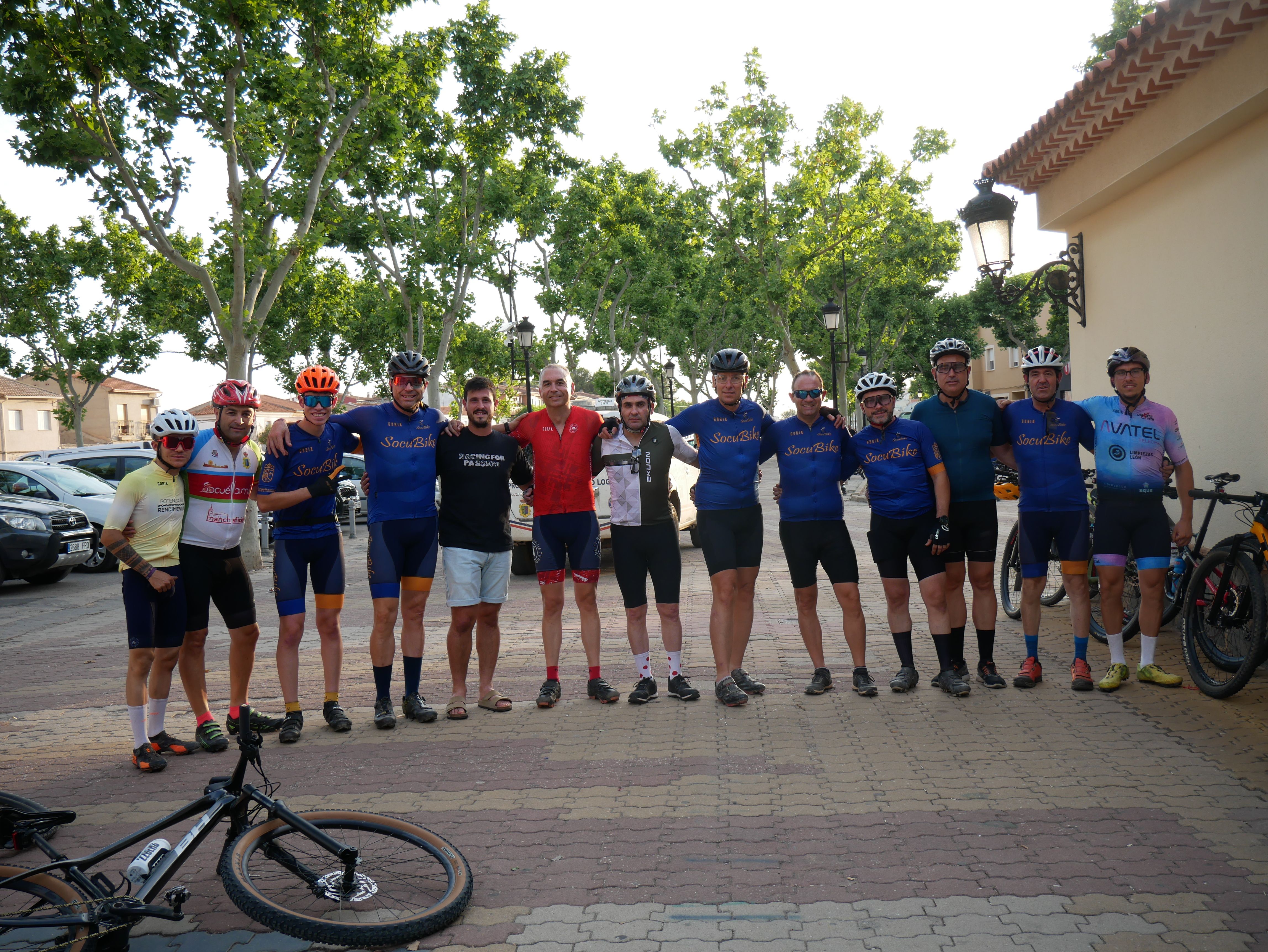 Medio centenar de ciclistas participan en la ruta nocturna BTT organizada por Socubike