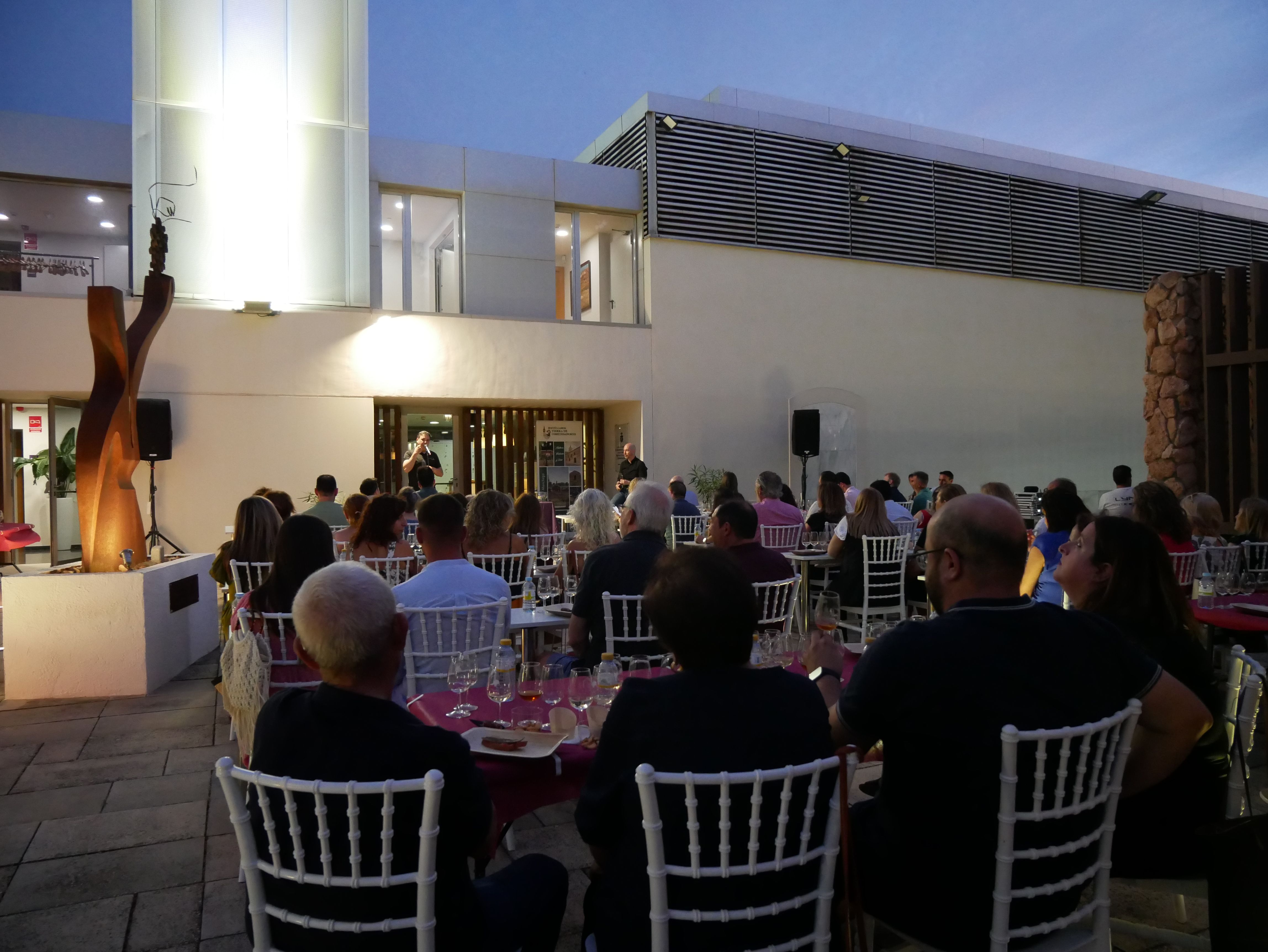 Arranca en Socuéllamos el programa ‘Vino bajo las estrellas’ con cata y humor en la Torre del Vino