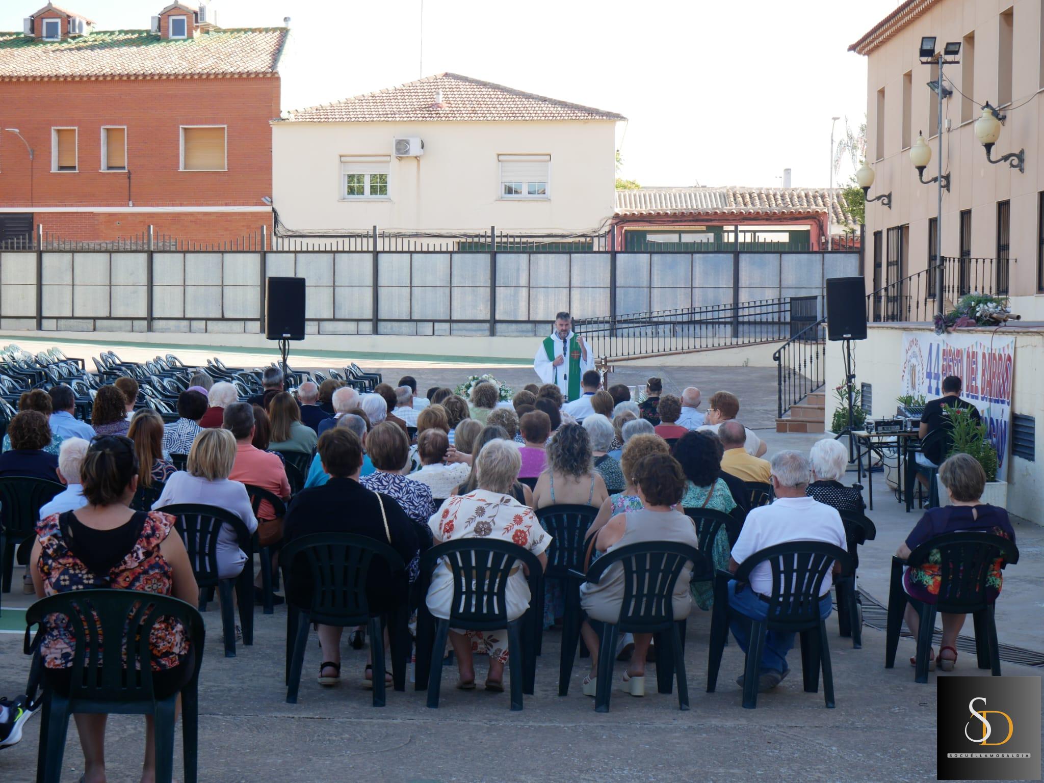 Celebración religiosa en el Auditorio Carmen Arias por los vecinos fallecidos