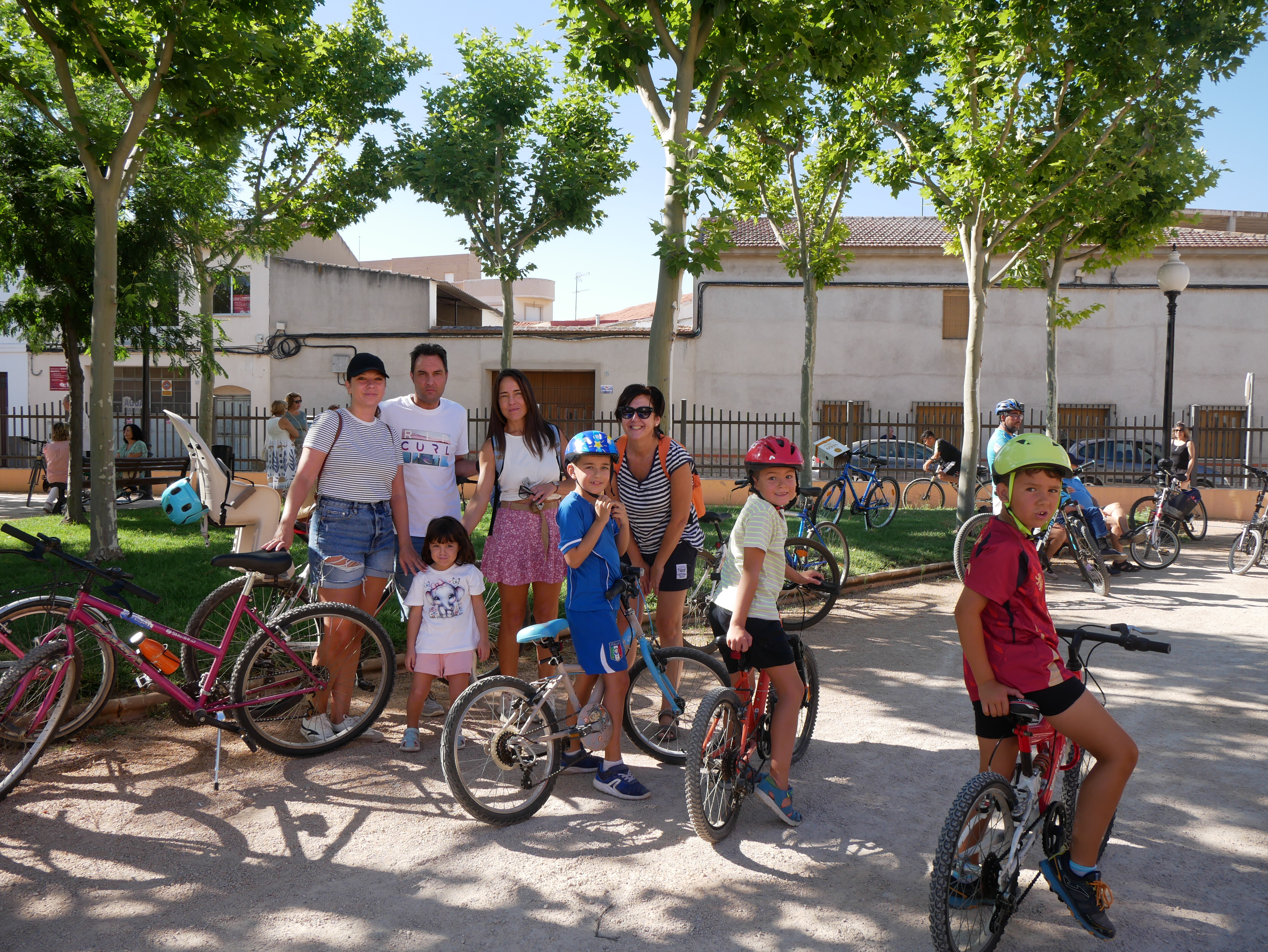 El tradicional paseo en bicicleta recorre las calles del Barrio Casqueral y Estación