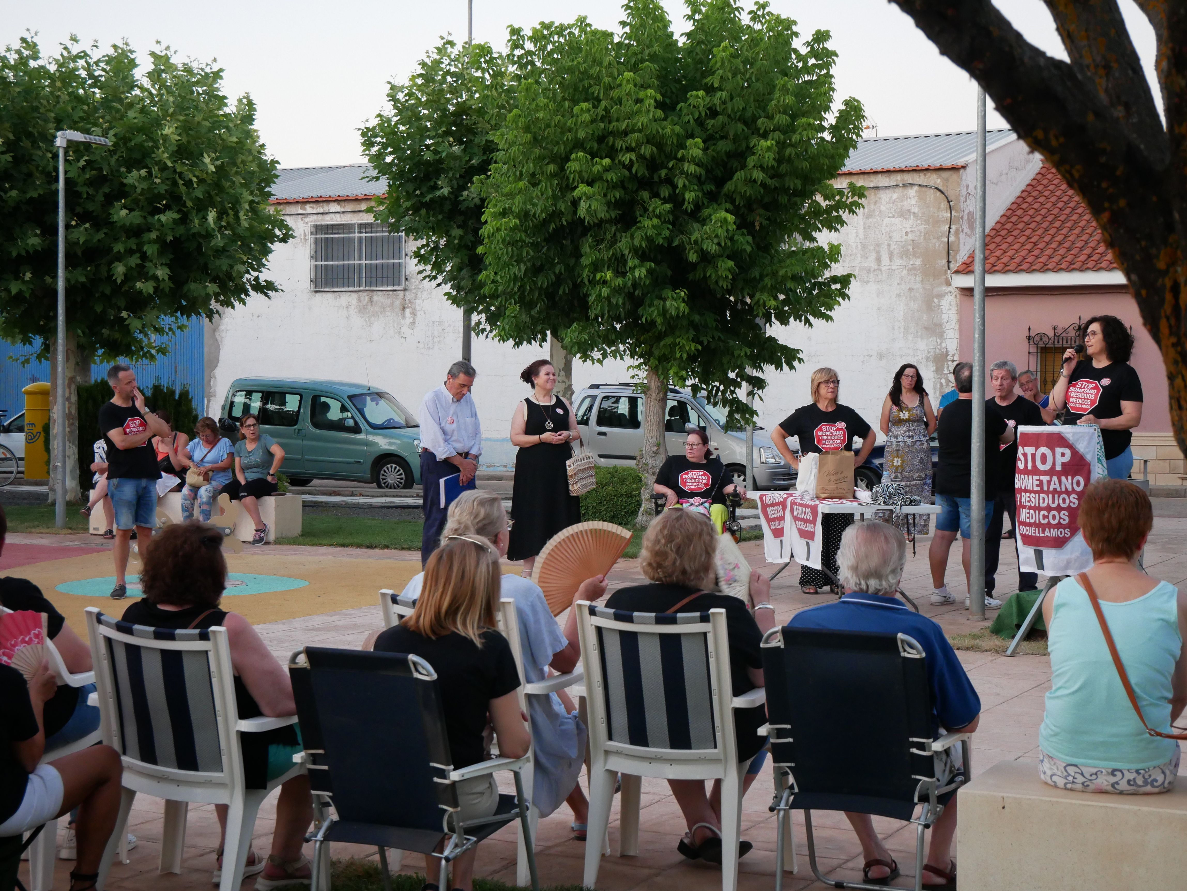 Charla informativa en el parque Mariana Pineda sobre los riesgos de las plantas de biometano y residuos médicos