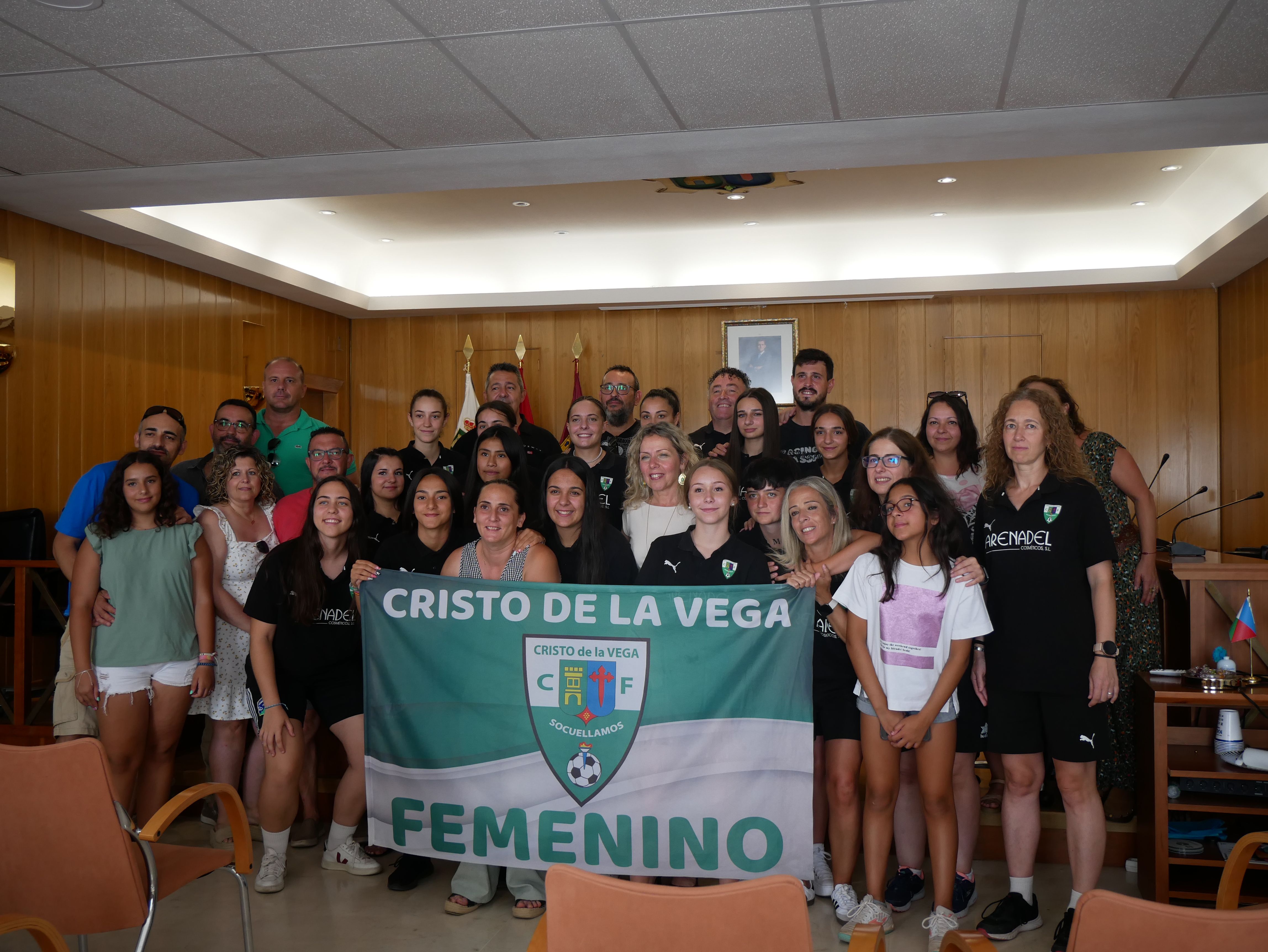 El Ayuntamiento de Socuéllamos homenajea al Cristo de la Vega Femenino por su ascenso histórico a Preferente