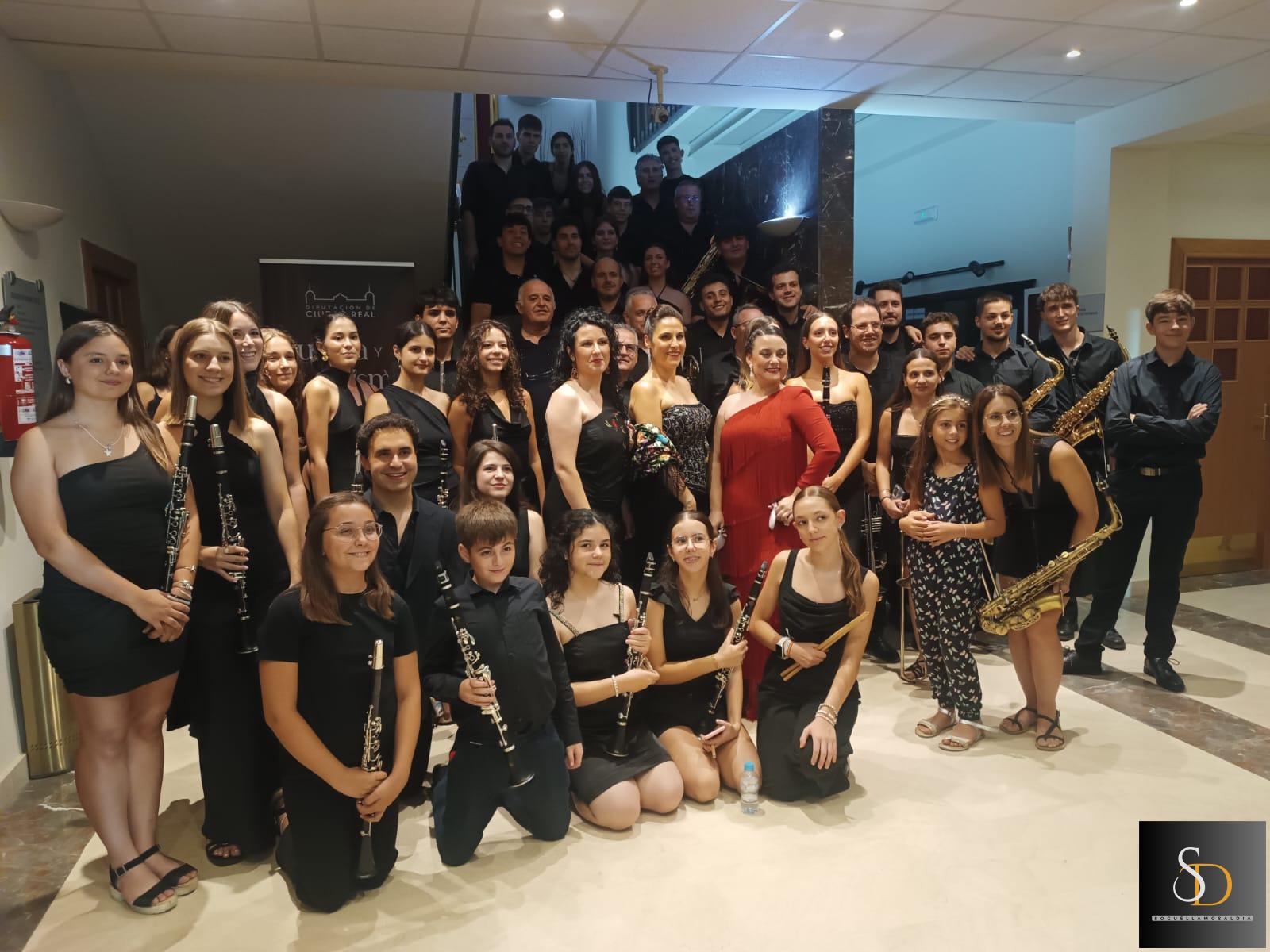 La soprano Ana Puche acompaña a la Banda Municipal en el cierre de los conciertos de la Plaza de la Constitución