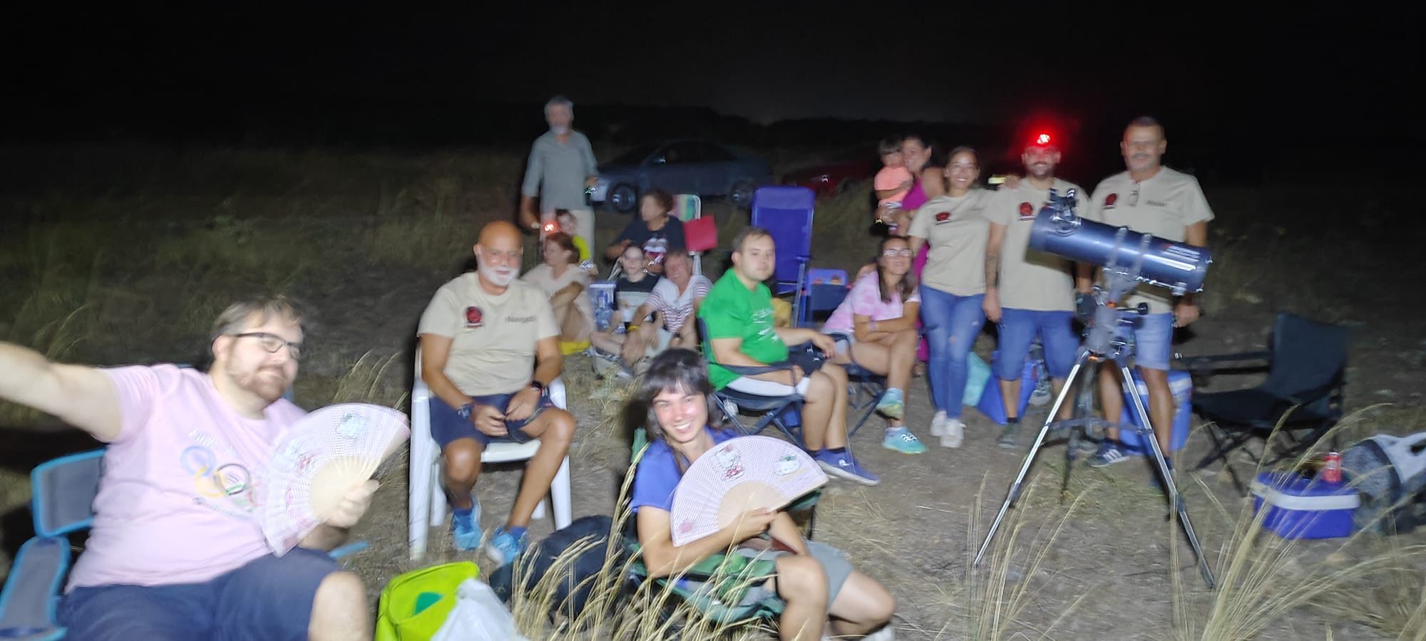 La observación de las Perseidas en el paraje de Titos reúne a una veintena de personas