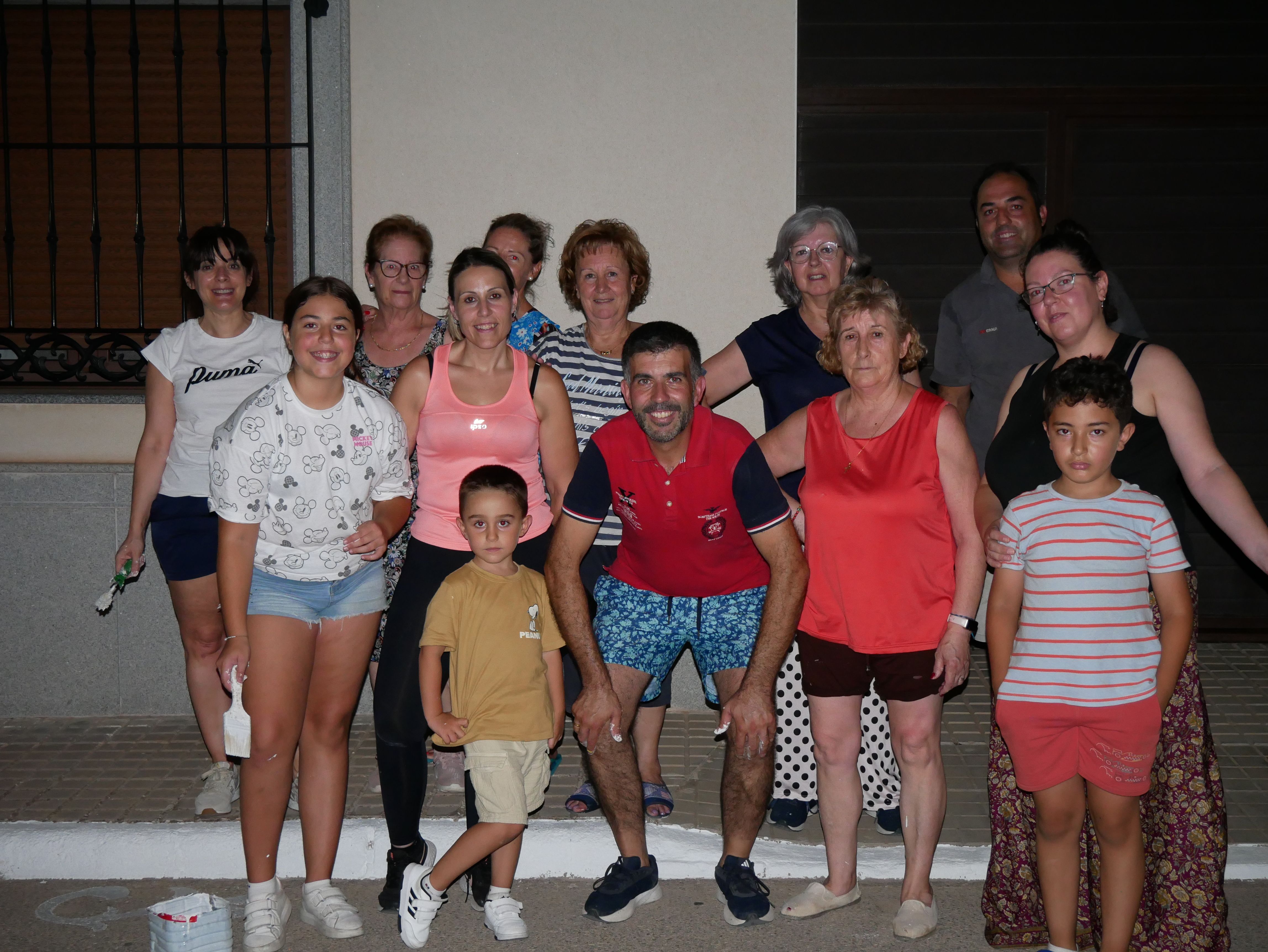 Vecinos de las calle Delicias y Virgen de las Viñas continúan con la decoración de sus calles para la Feria y Fiestas