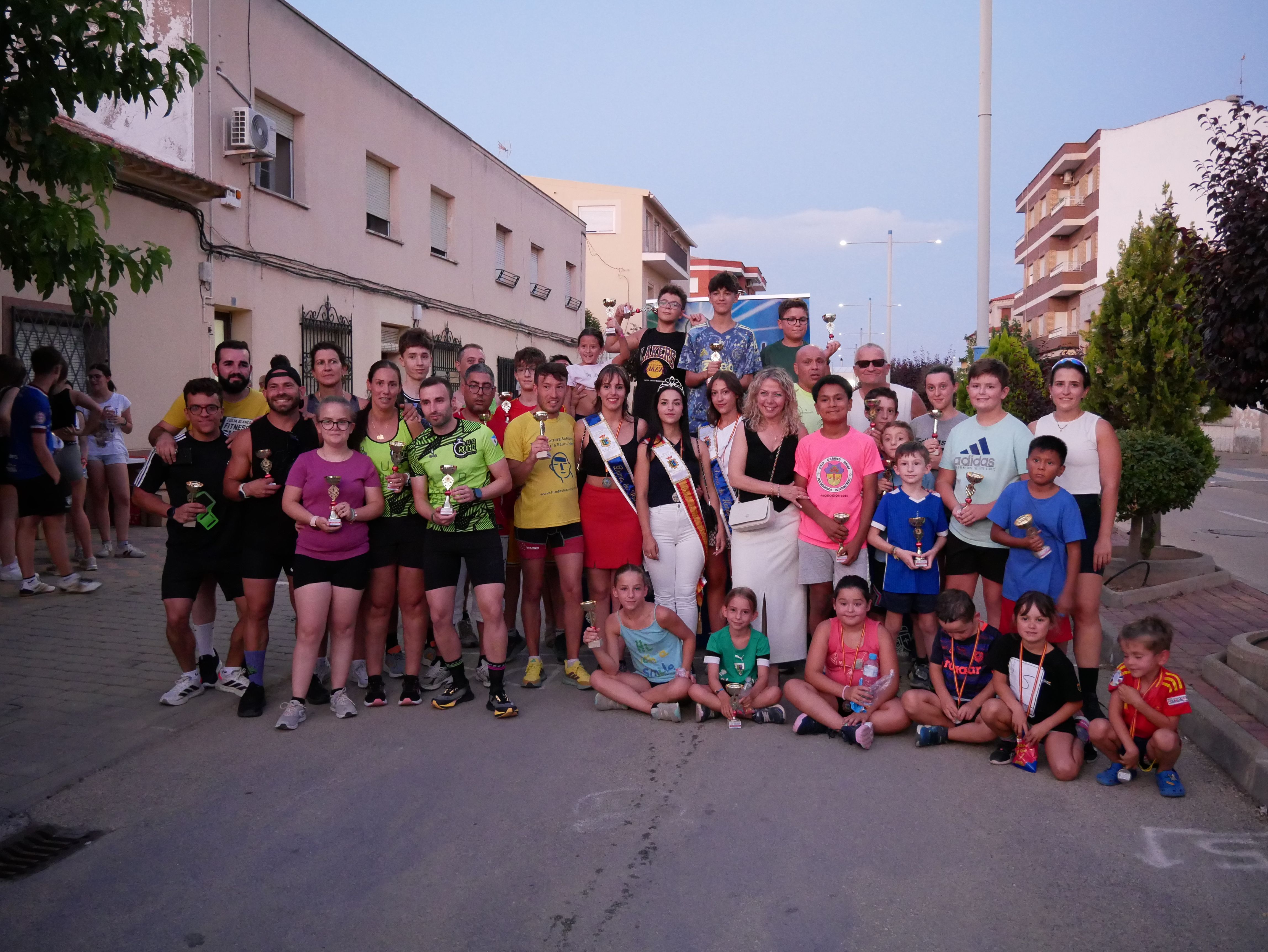 La Milla Urbana reúne a decenas de corredores en una tarde de deporte y ambiente festivo en Socuéllamos