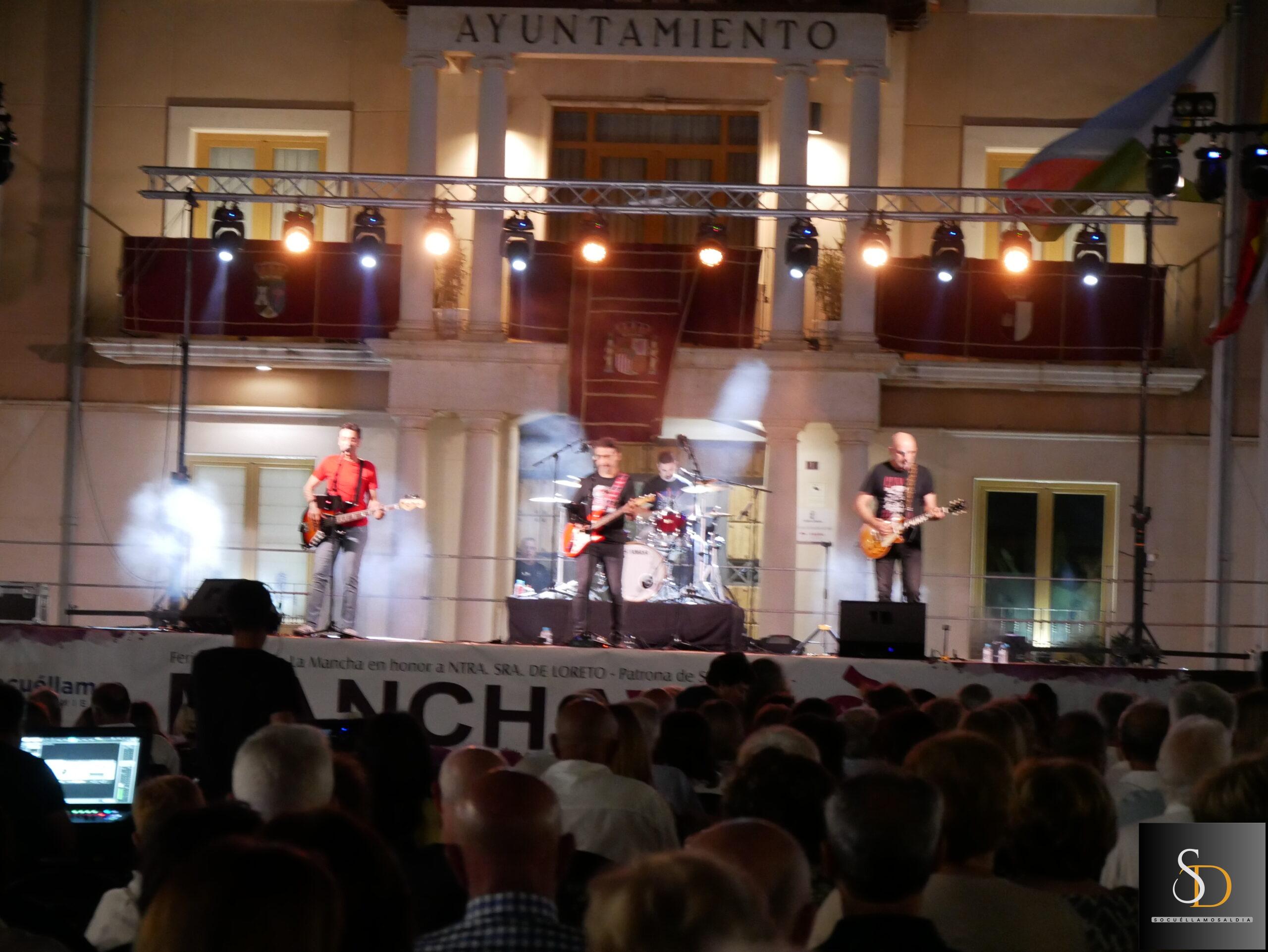 La Plaza de la Constitución disfrutó del tributo a Hombres G y El Canto del Loco