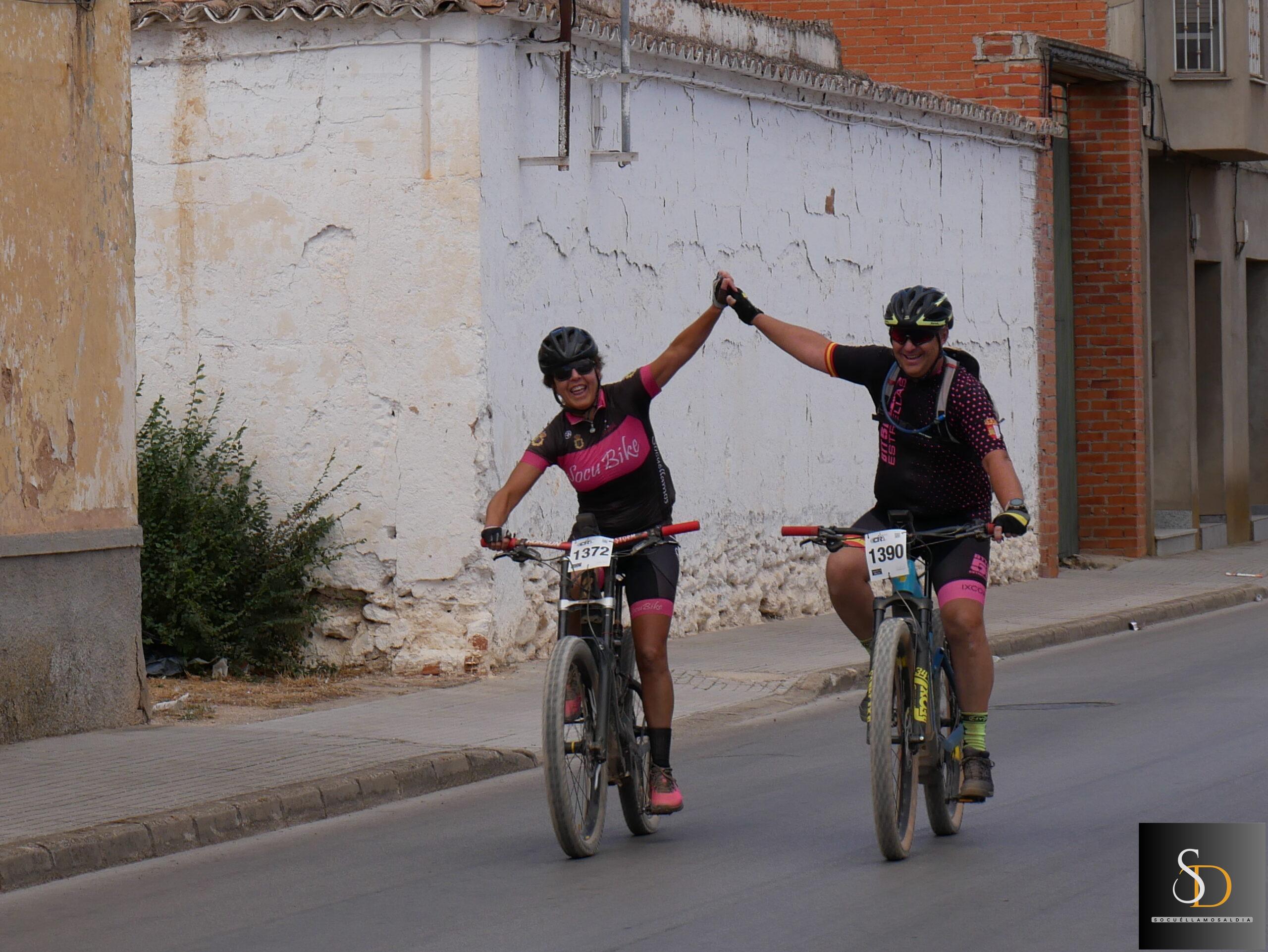 Víctor Pulido vence en la BTT ManchaVino 2025, seguido de Benito Castellanos y Álvaro Ucendo