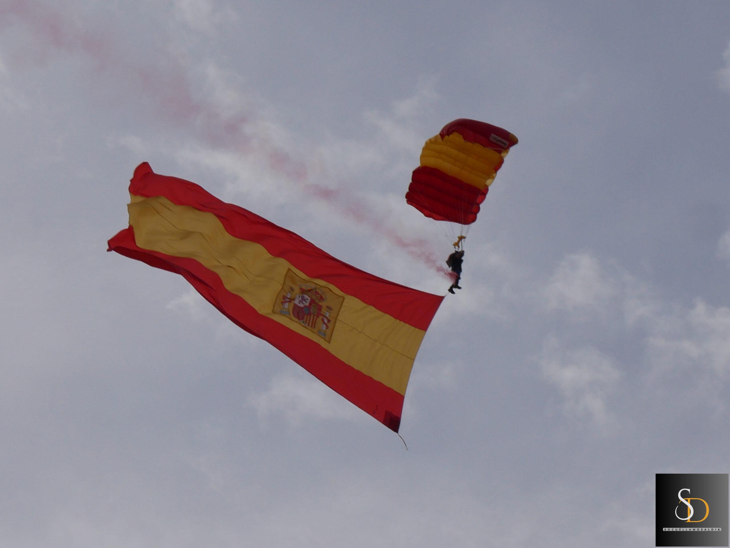 Banderas de España, del Ejército y de la Virgen de Loreto, protagonistas del salto de la PAPEA