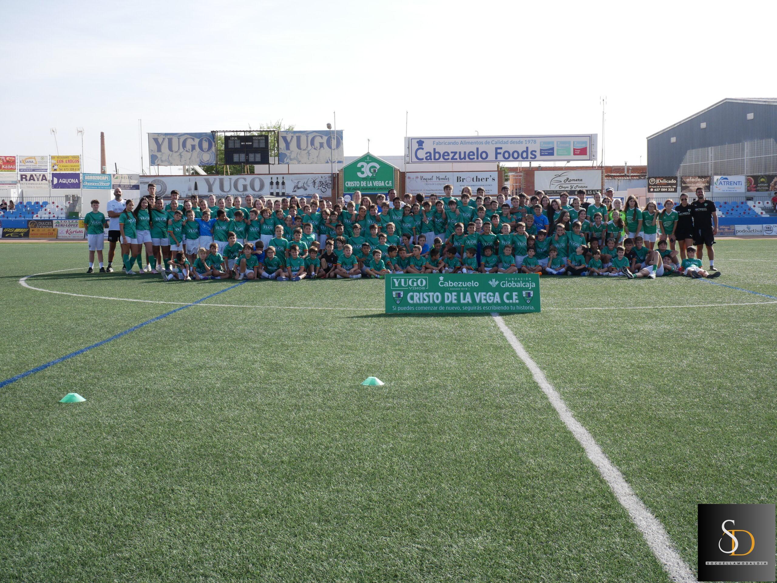 El Cristo de la Vega CF reúne a todas sus categorías en la presentación oficial de la temporada