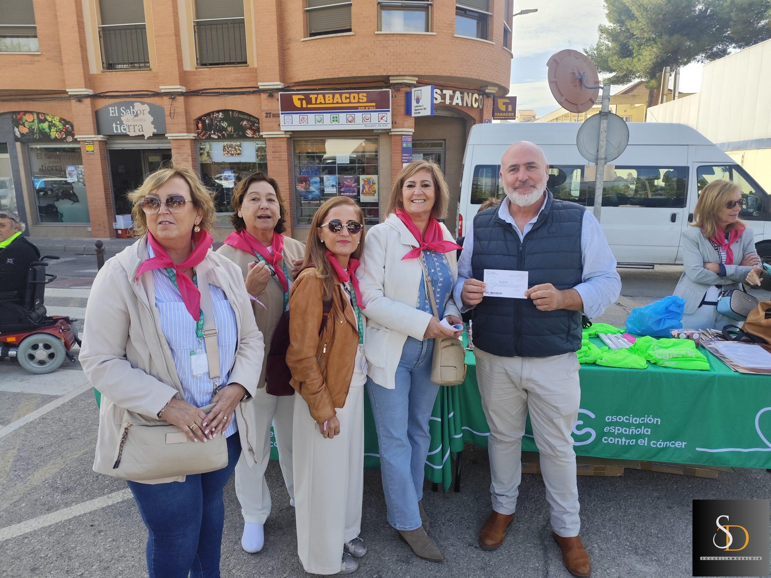 El mercadillo solidario de la AECC llena de rosa el mercado municipal de Socuéllamos
