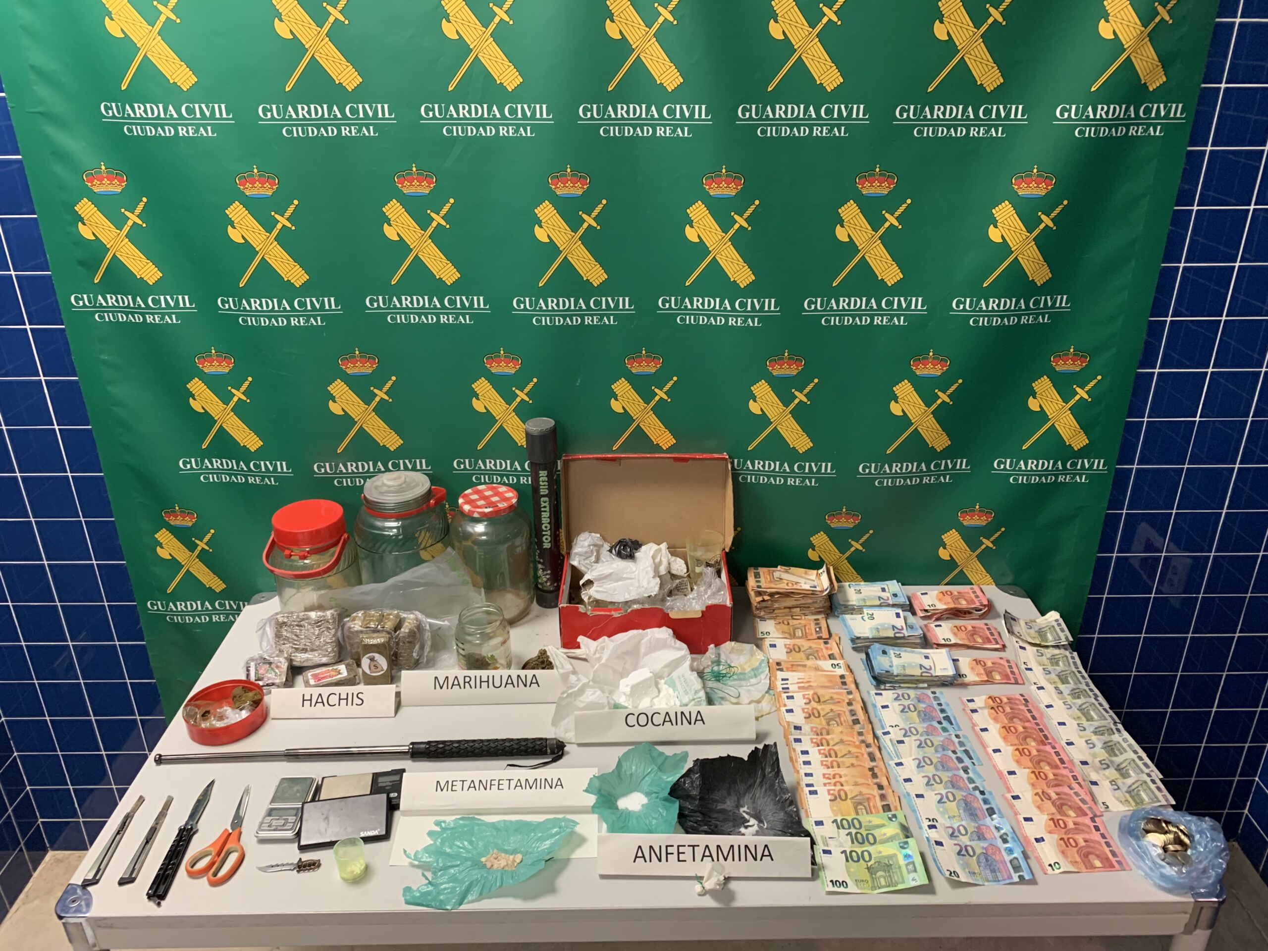 La Guardia Civil desmantela un punto de venta de drogas en Tomelloso tras un incendio en un bloque de viviendas