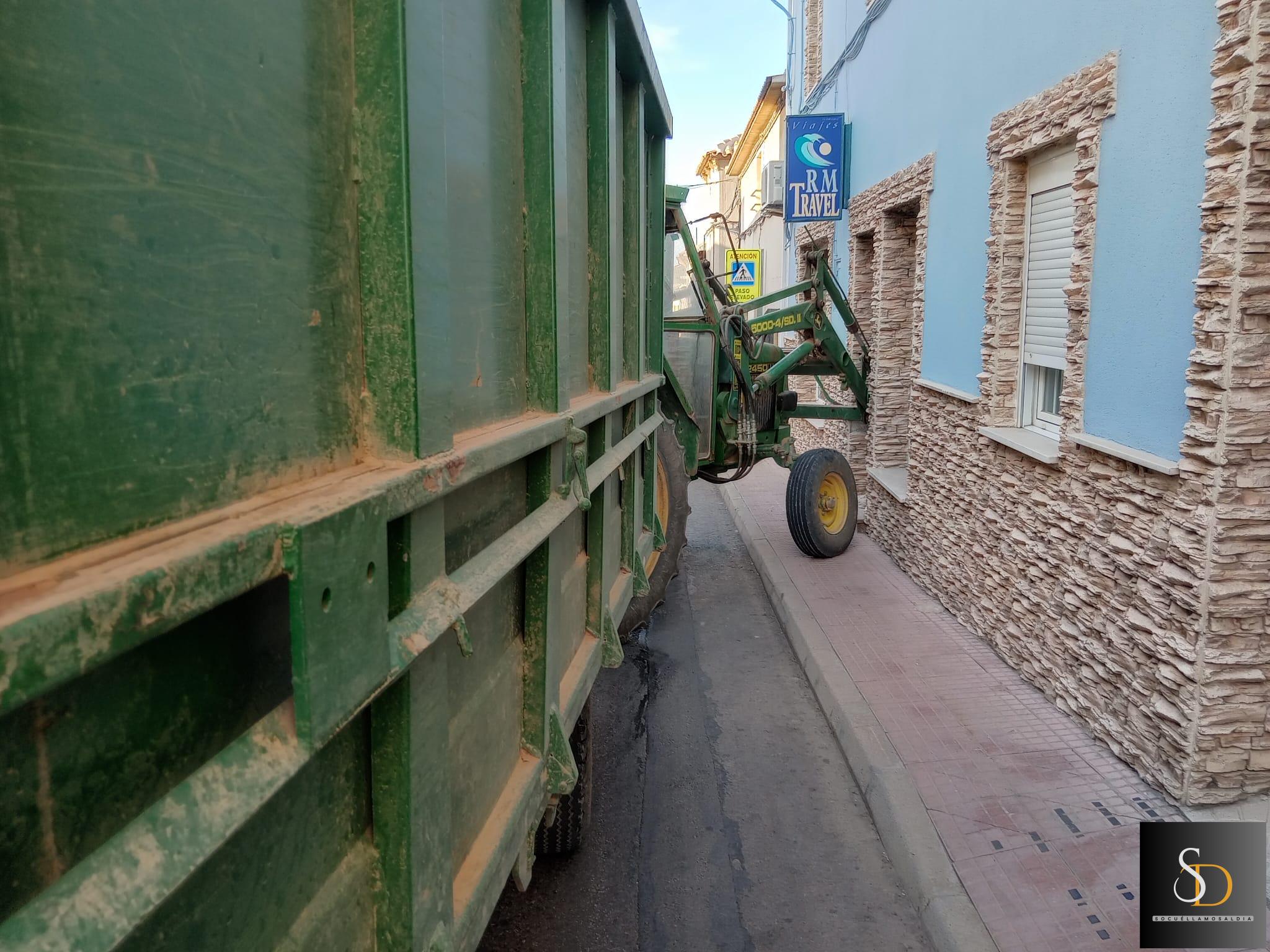 Un tractor queda encajado en la calle Fernando Mayordomo de Pedro Muñoz sin causar heridos