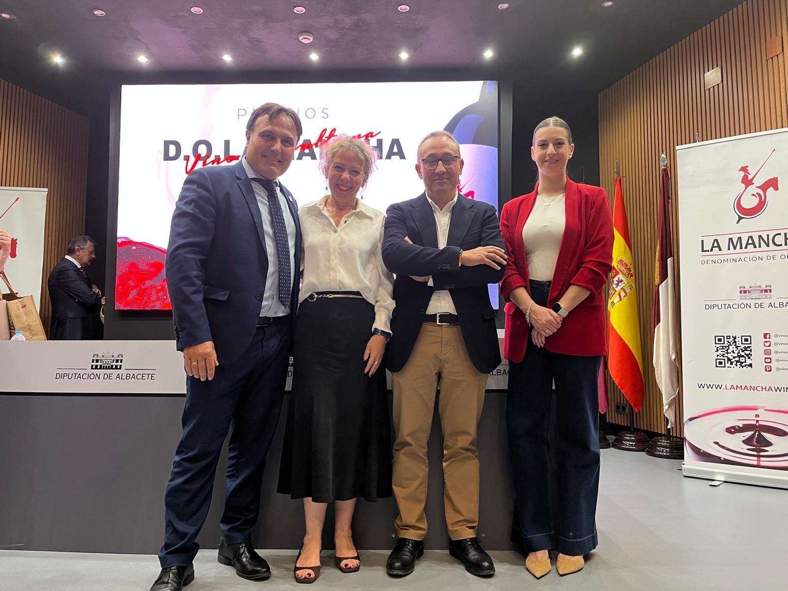 La alcaldesa Conchi Arenas y Alba López acompañan al Consejo Regulador en la entrega de los Premios Vino y Cultura 2025