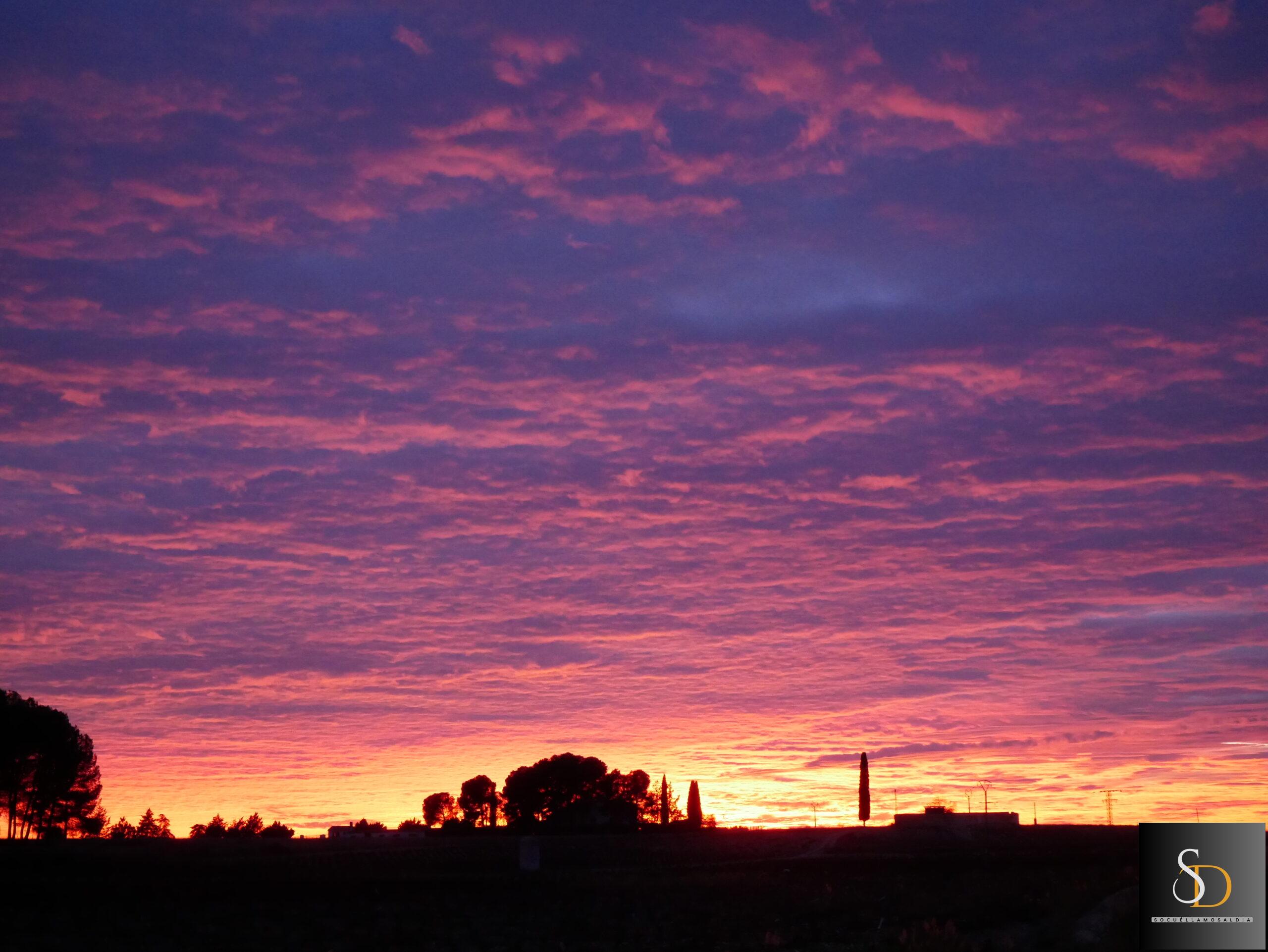 Un atardecer espectacular tiñe de rojo y naranja el cielo de Socuéllamos